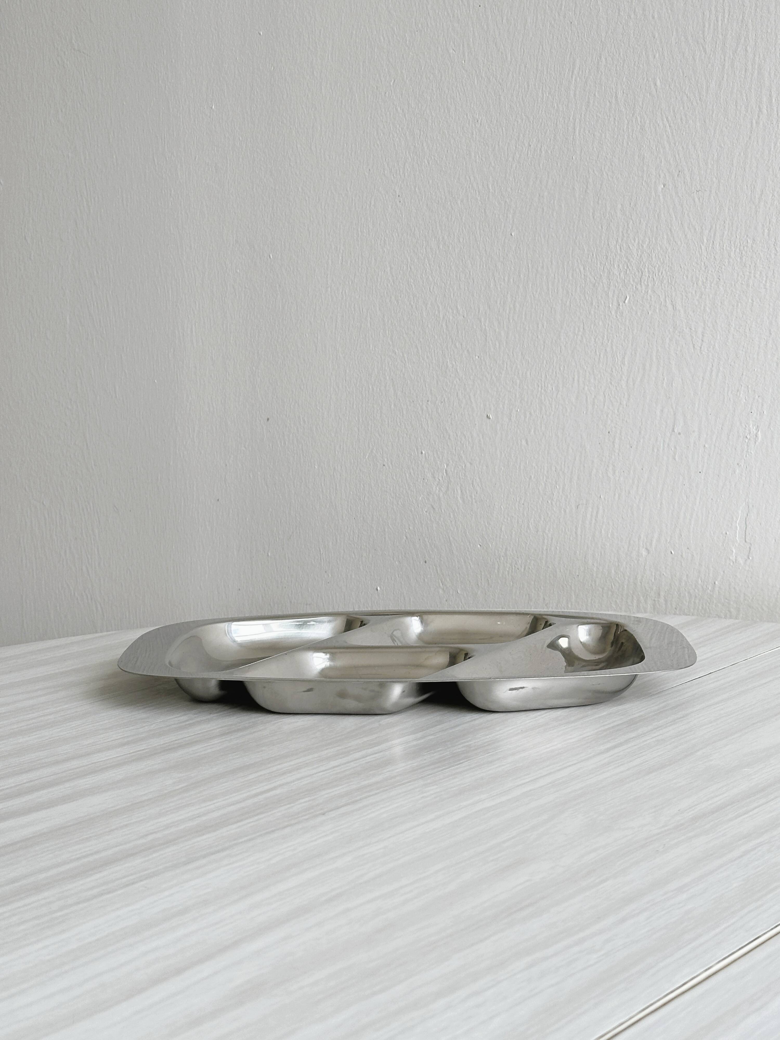 Compartmentalized tray in stainless steel metal