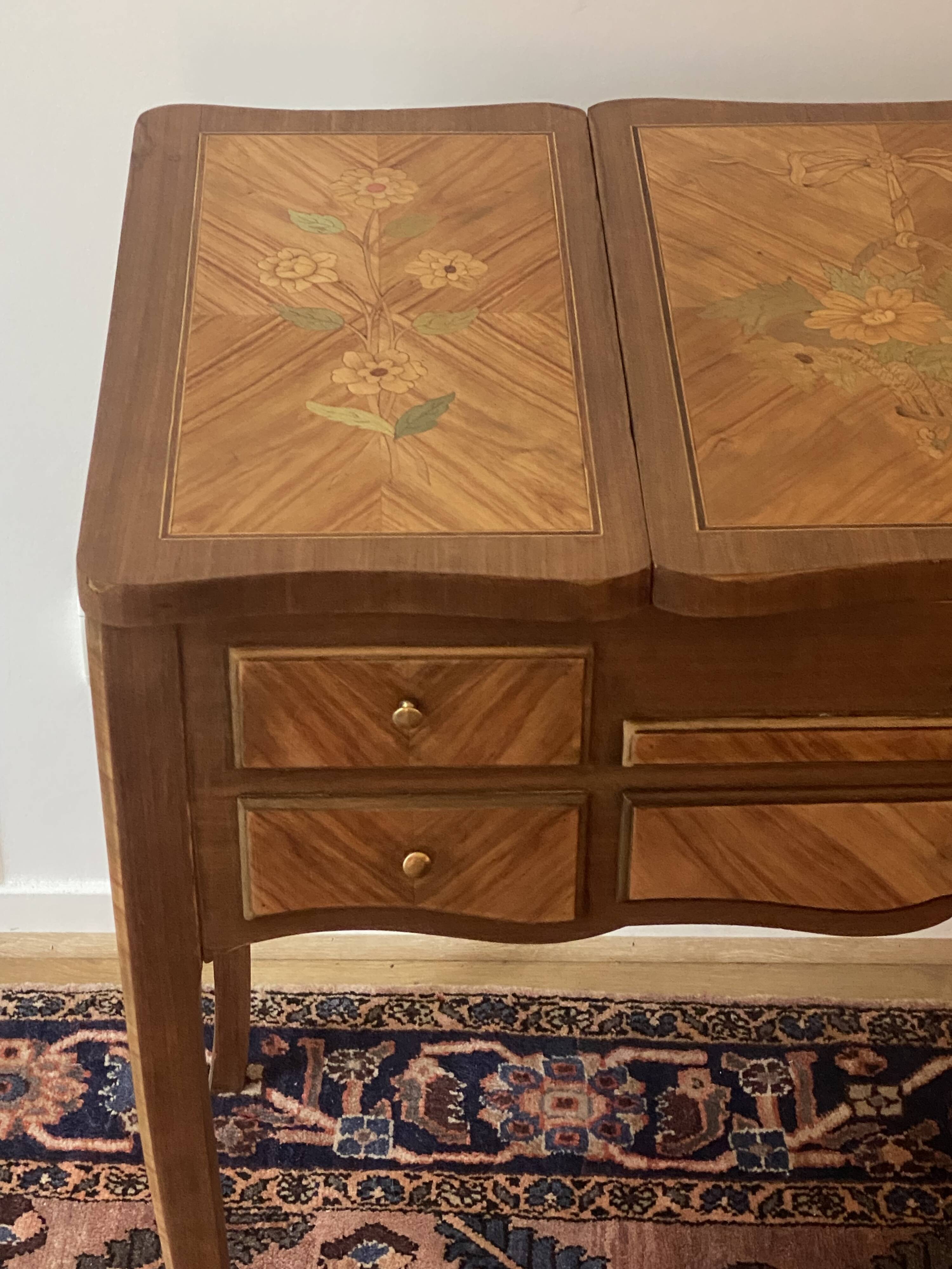 Coiffeuse en marqueterie de fleurs style Louis XV