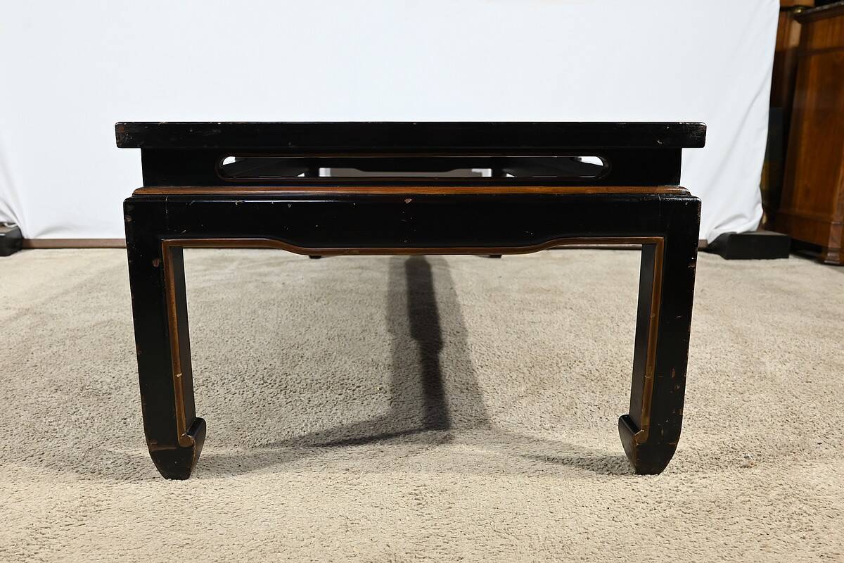 Important Asian Coffee Table, in black lacquered wood – Mid 20th century