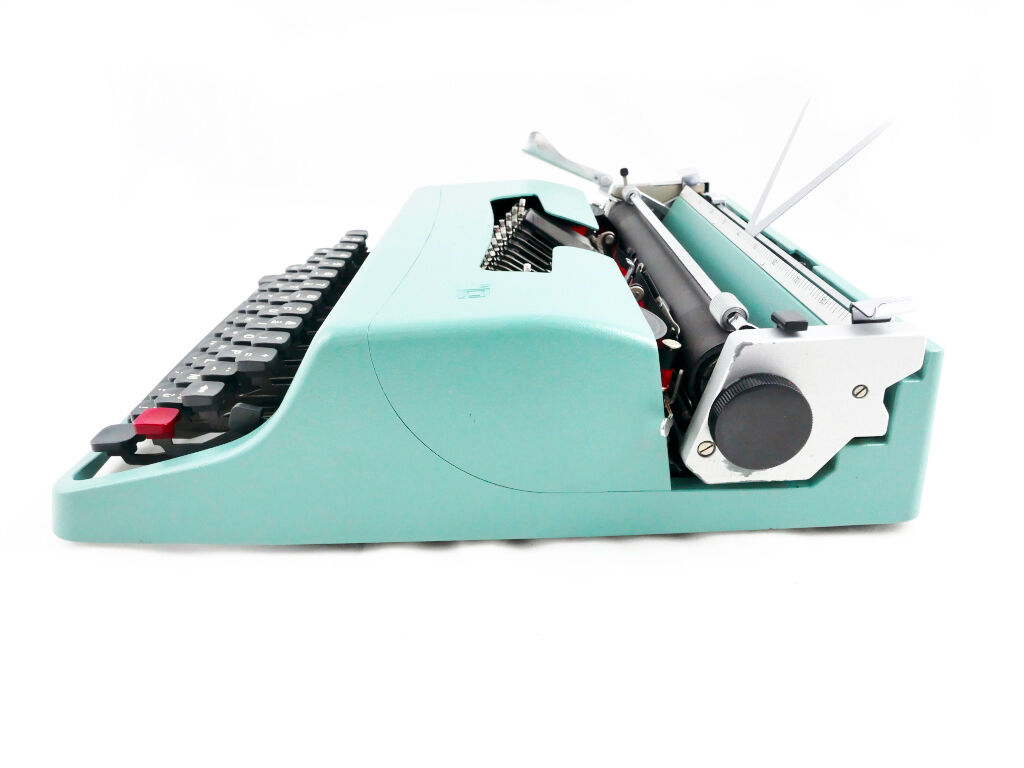 Typewriter, olivetti lettera 32 blue pastel