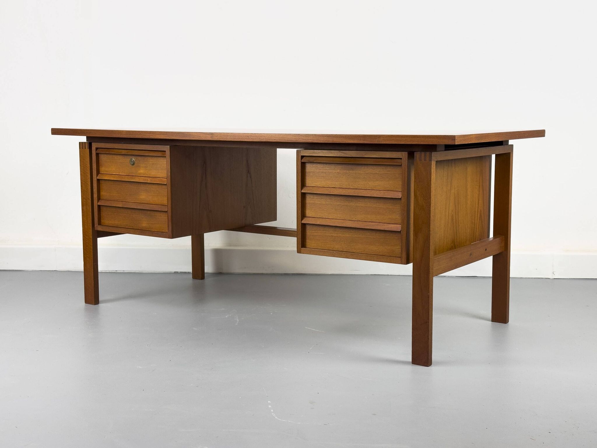 Mid-century teak desk by Svend Åge Madsen for Sigurd Hansen, 1960s.