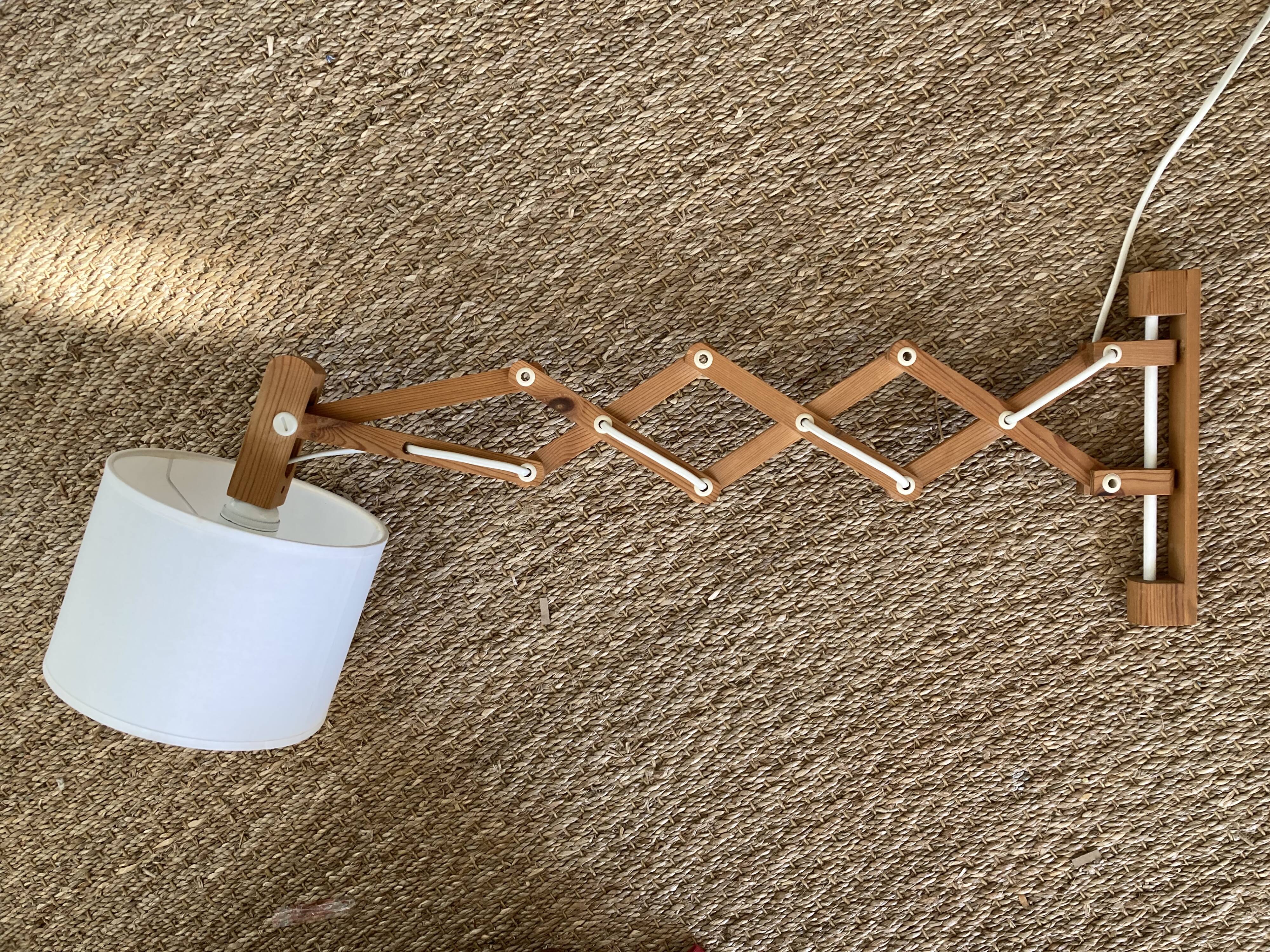 Extendable wall lamp in Scandinavian wood