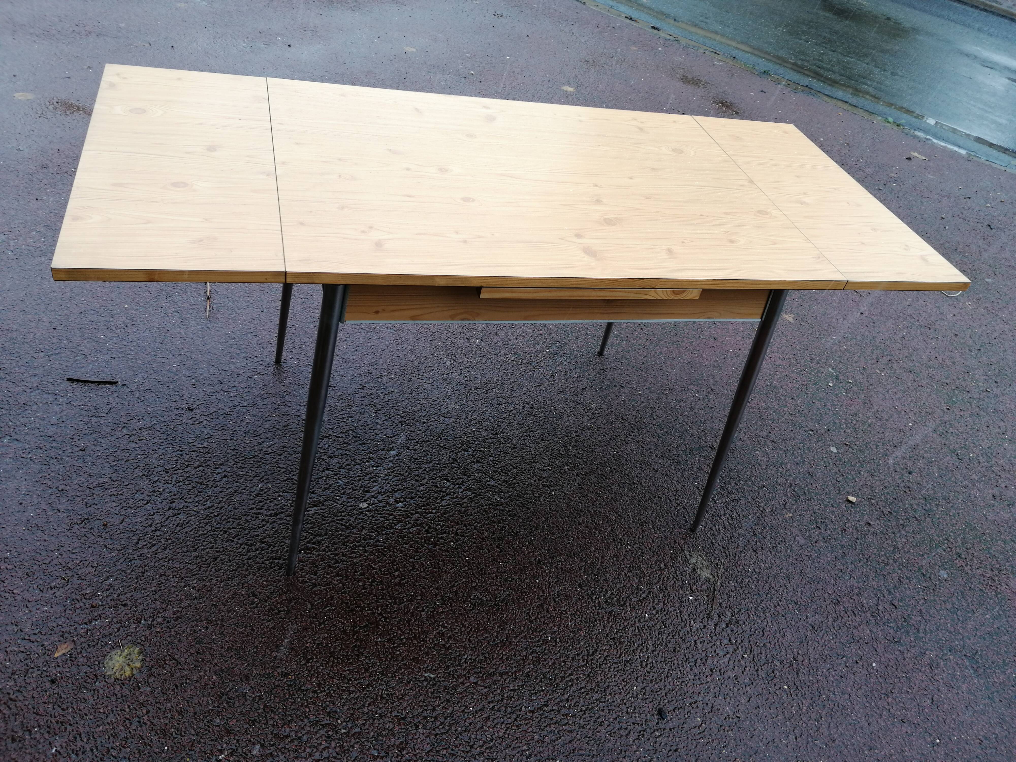 Table in formica