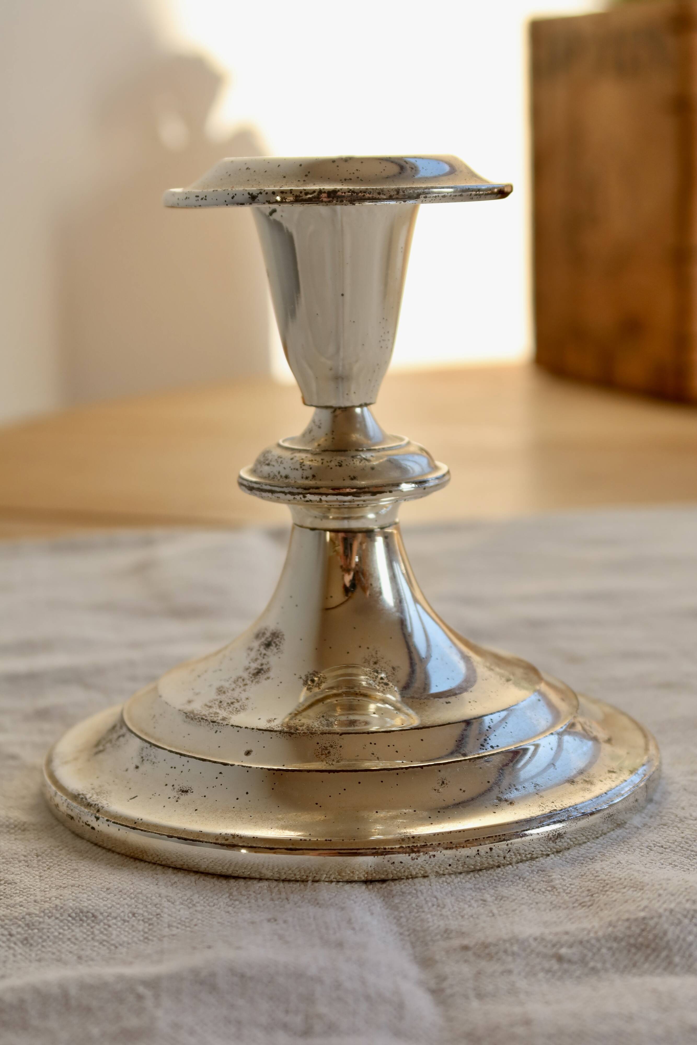 Bougeoir ancien en métal argenté patiné