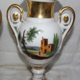 Paire vases porcelaine de paris signée PP en creux décors tournant peints main anses dorées