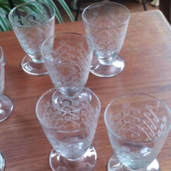 10 verres à liqueur en cristal  gravé, 1930
