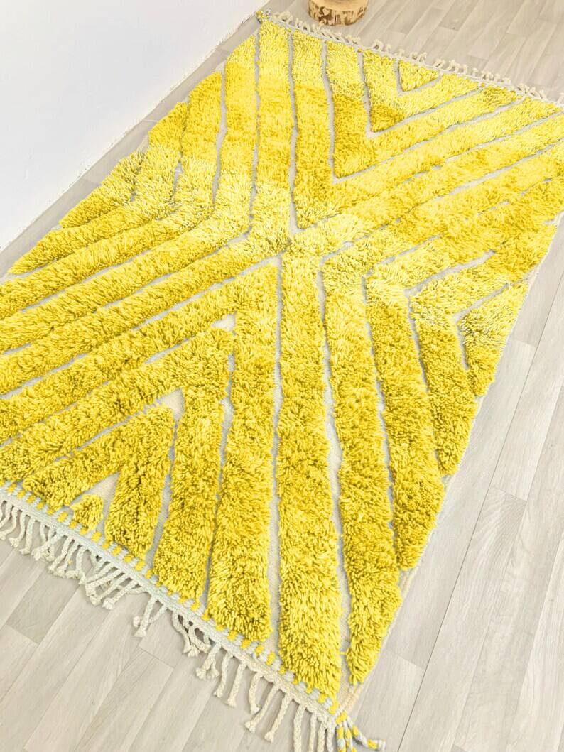 Ecru Moroccan rug with geometric patterns 250cm x 150cm