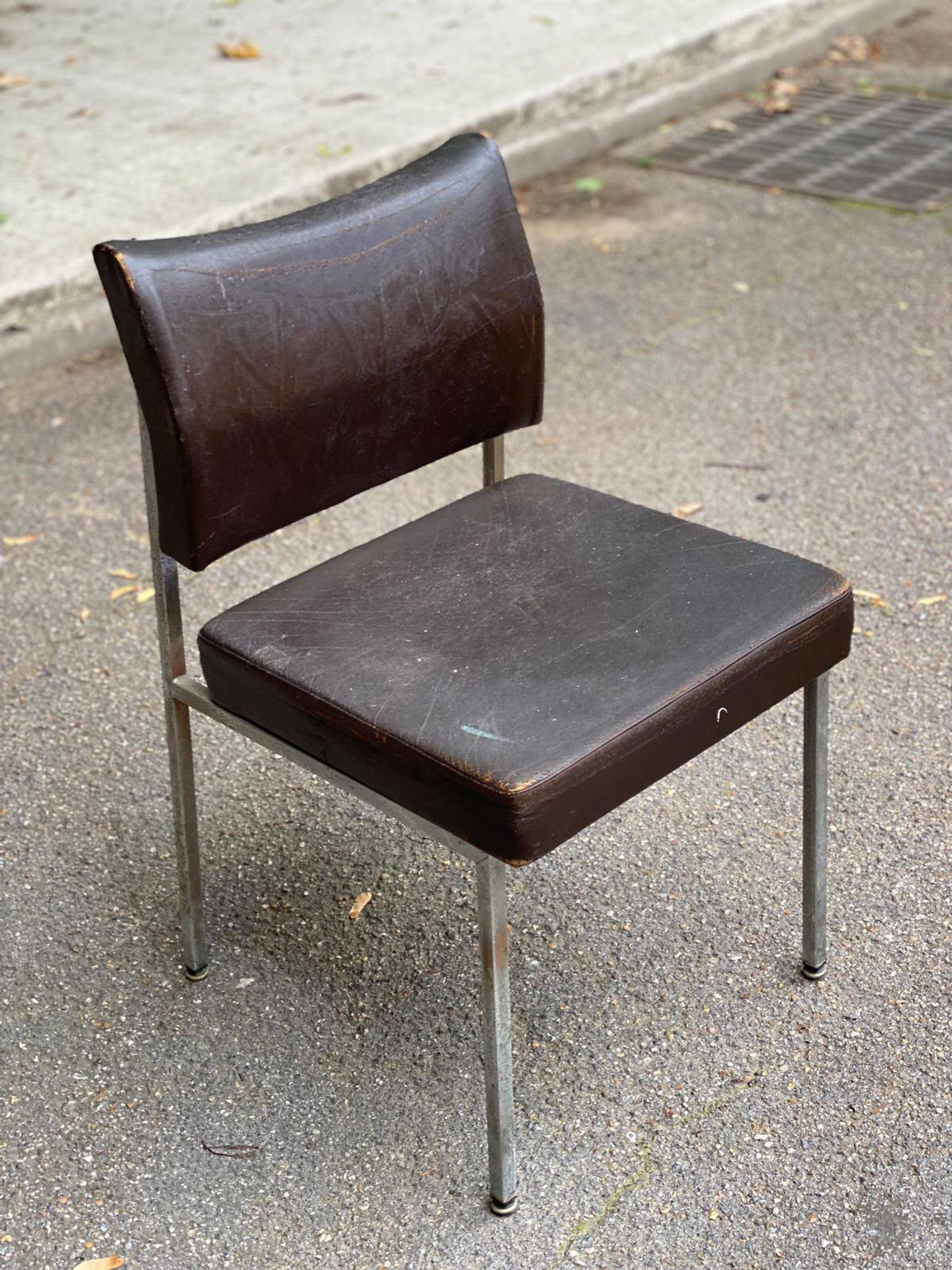 Chaise scandinave cuir skaï et acier chromé 1970