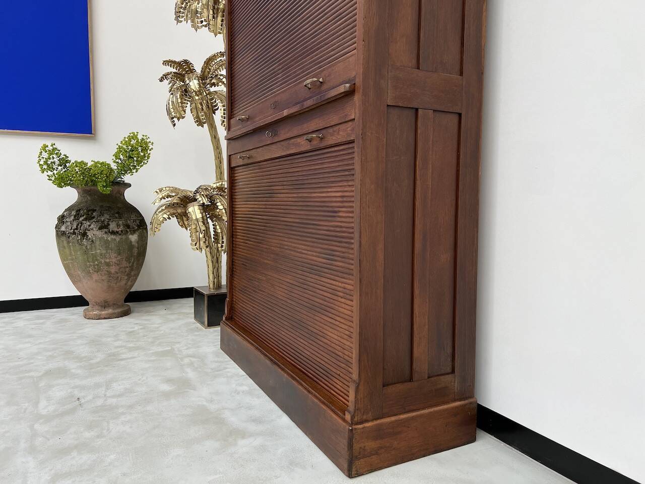 Armoire à rideaux en chêne massif, circa 1930