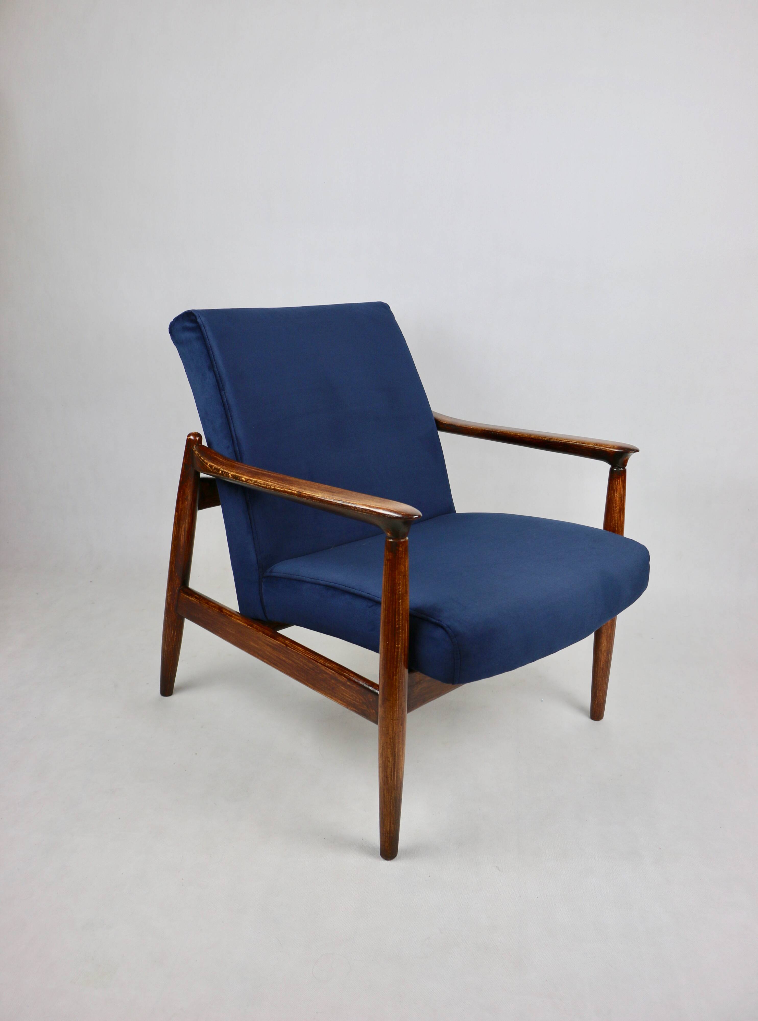 Fauteuil GFM-64, design Edmund Homa des années 60, bleu marine - bois foncé