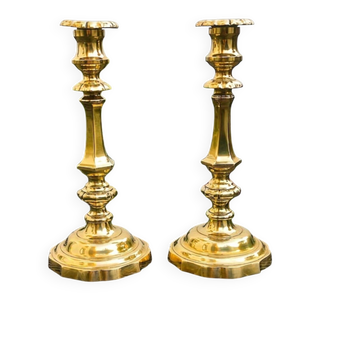 Paire de bougeoirs dorés