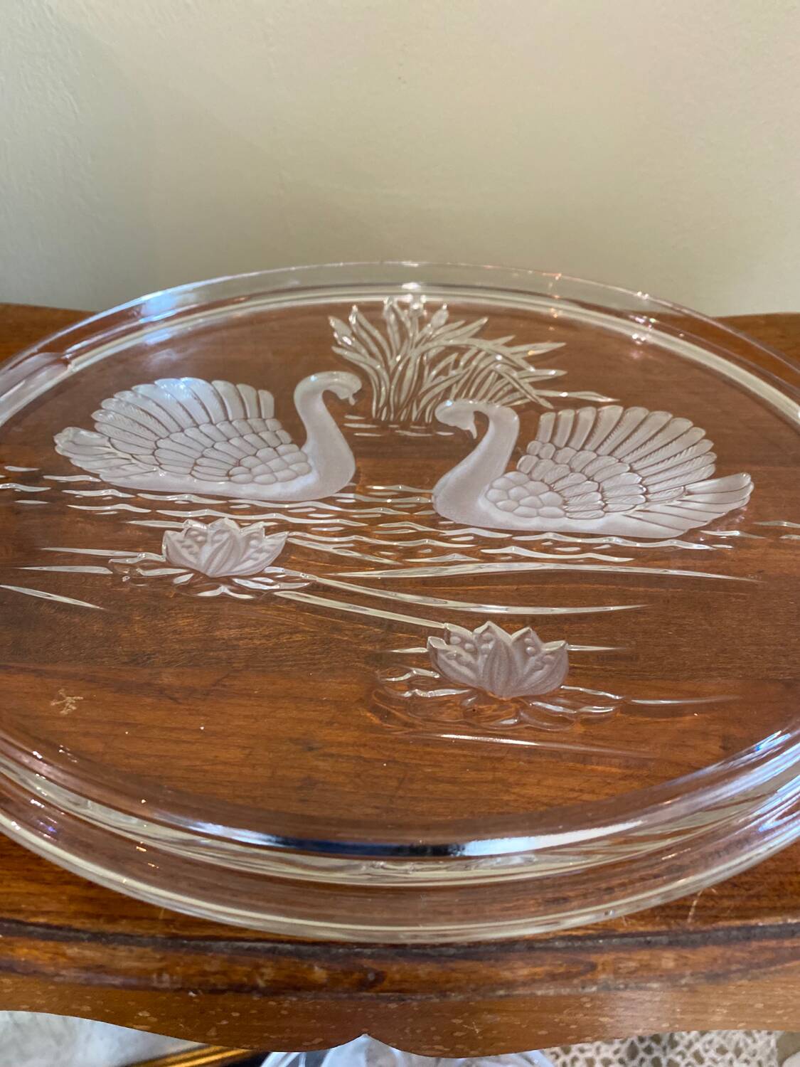 Glass tray with swan decor