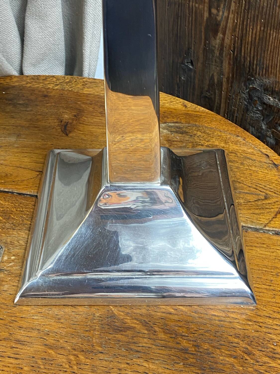 Paire de grands bougeoirs design en aluminium