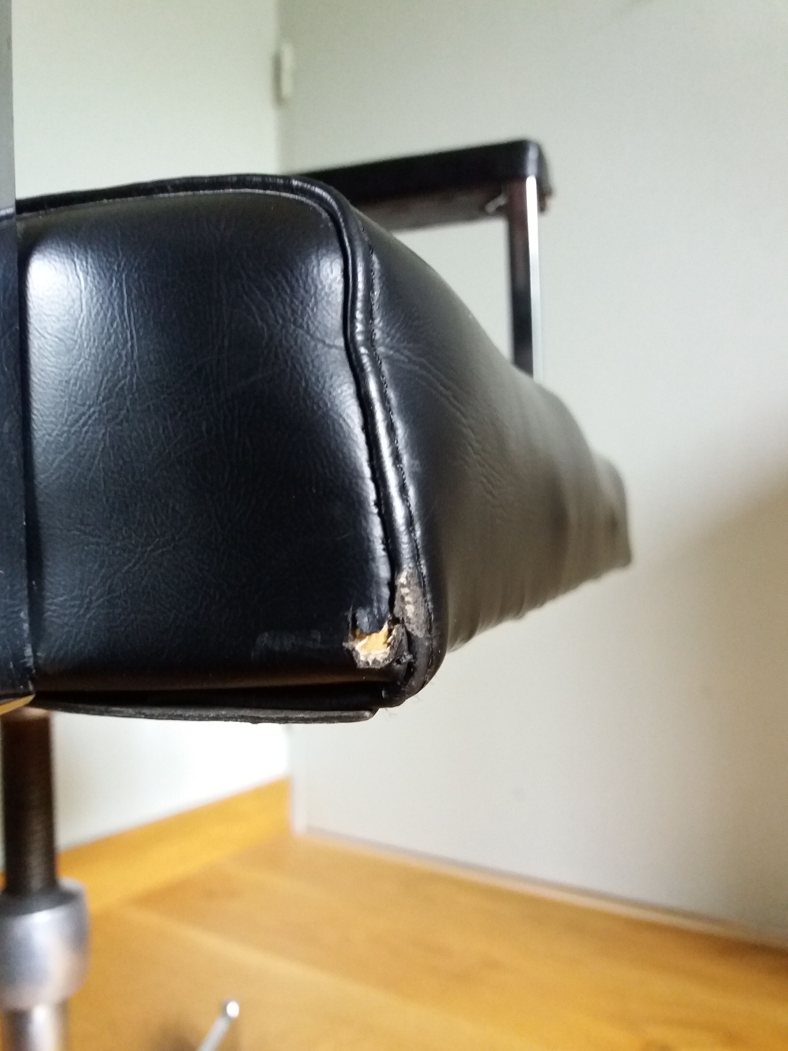 Swivel office chair Strafor with chrome metal and black faux leather.