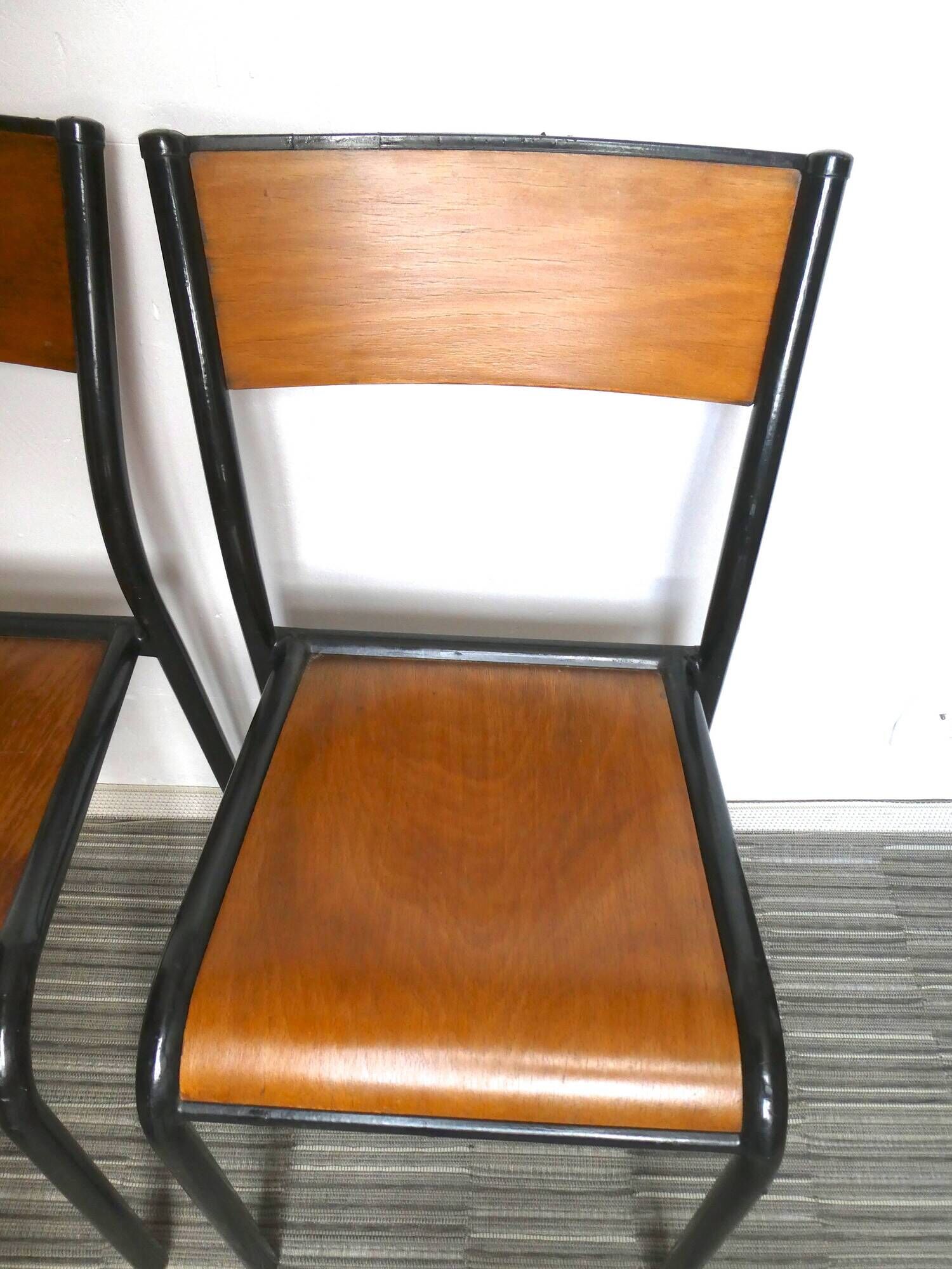 Lot of 4 adult school chairs, wood and black metal