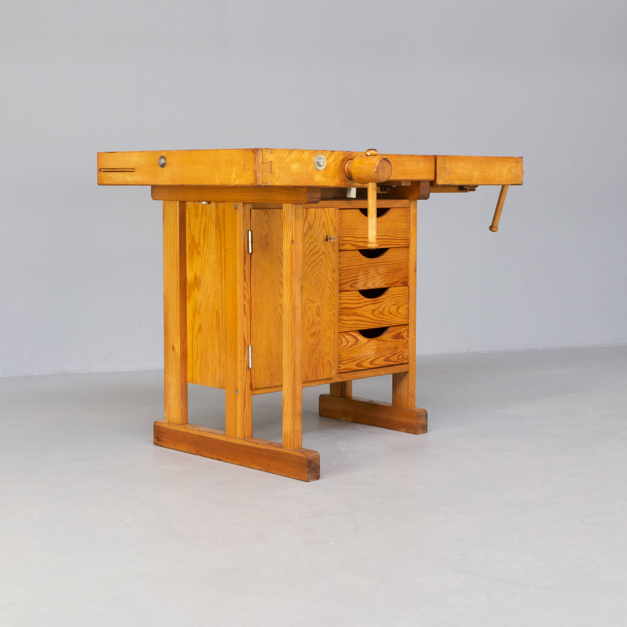 Sjoberg wooden workbench with drawers and 1 door cabinet