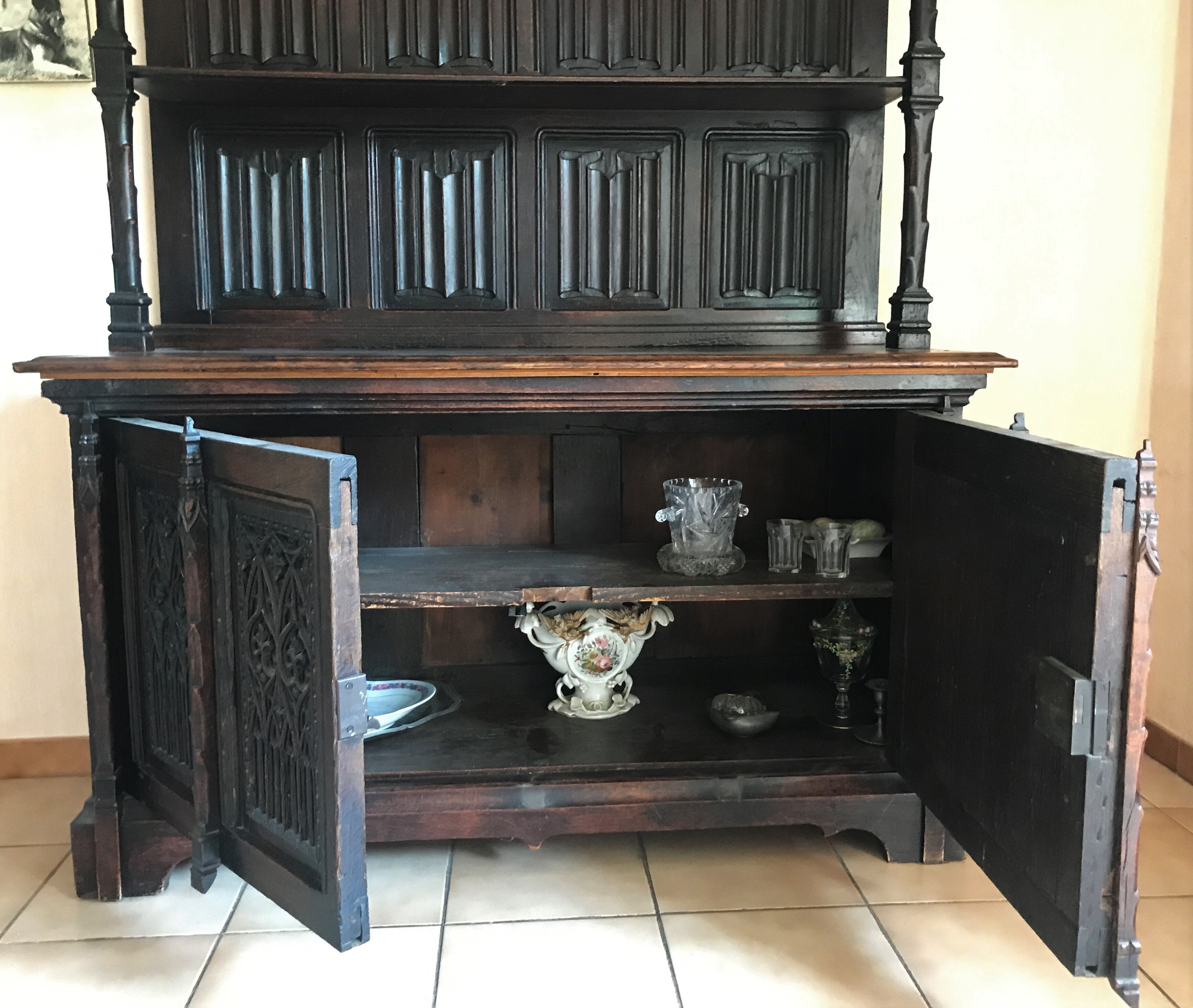 Vaisselier Gothic style