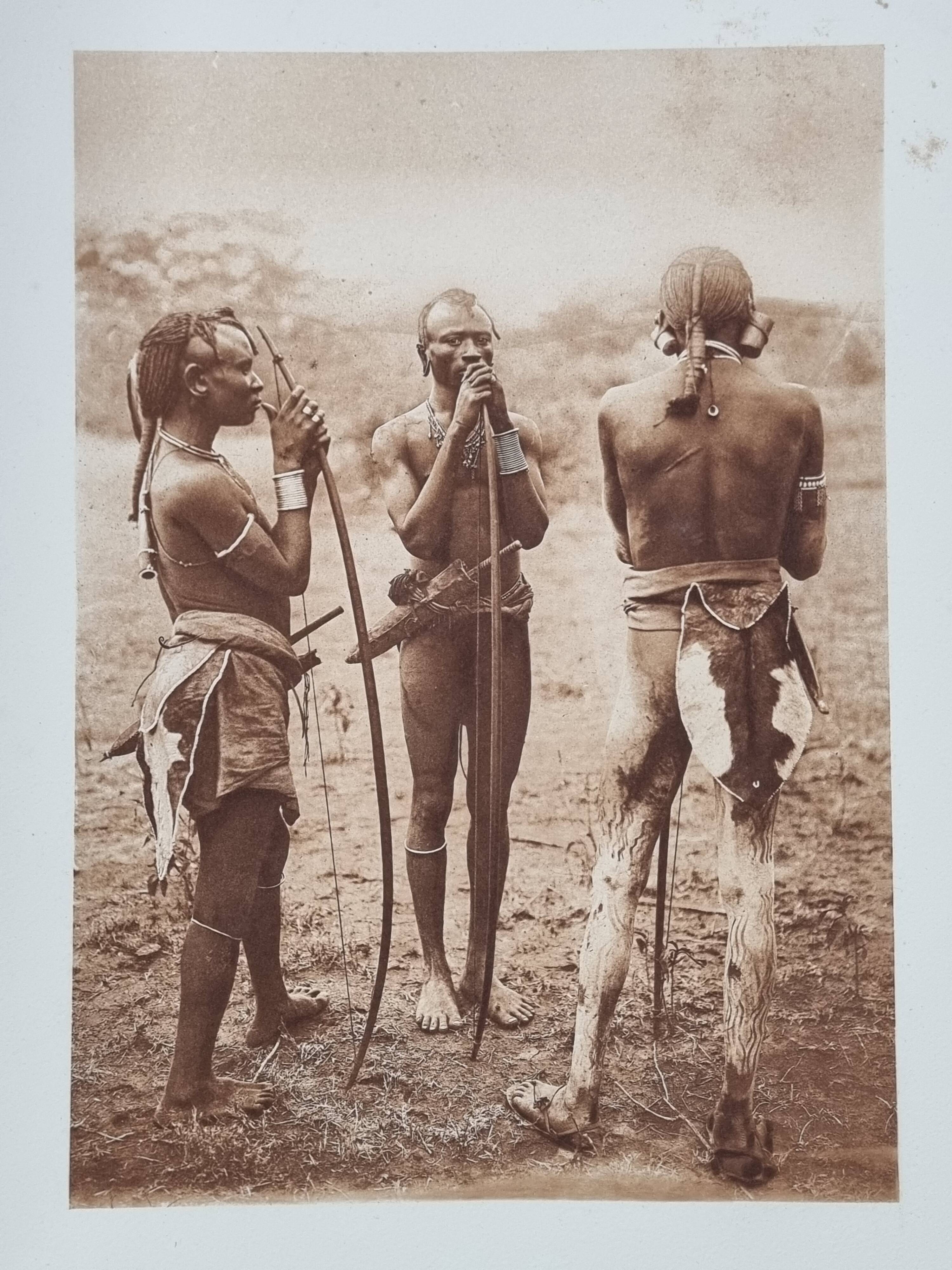 Photogravure ancienne, 1930, chasseurs Massaï