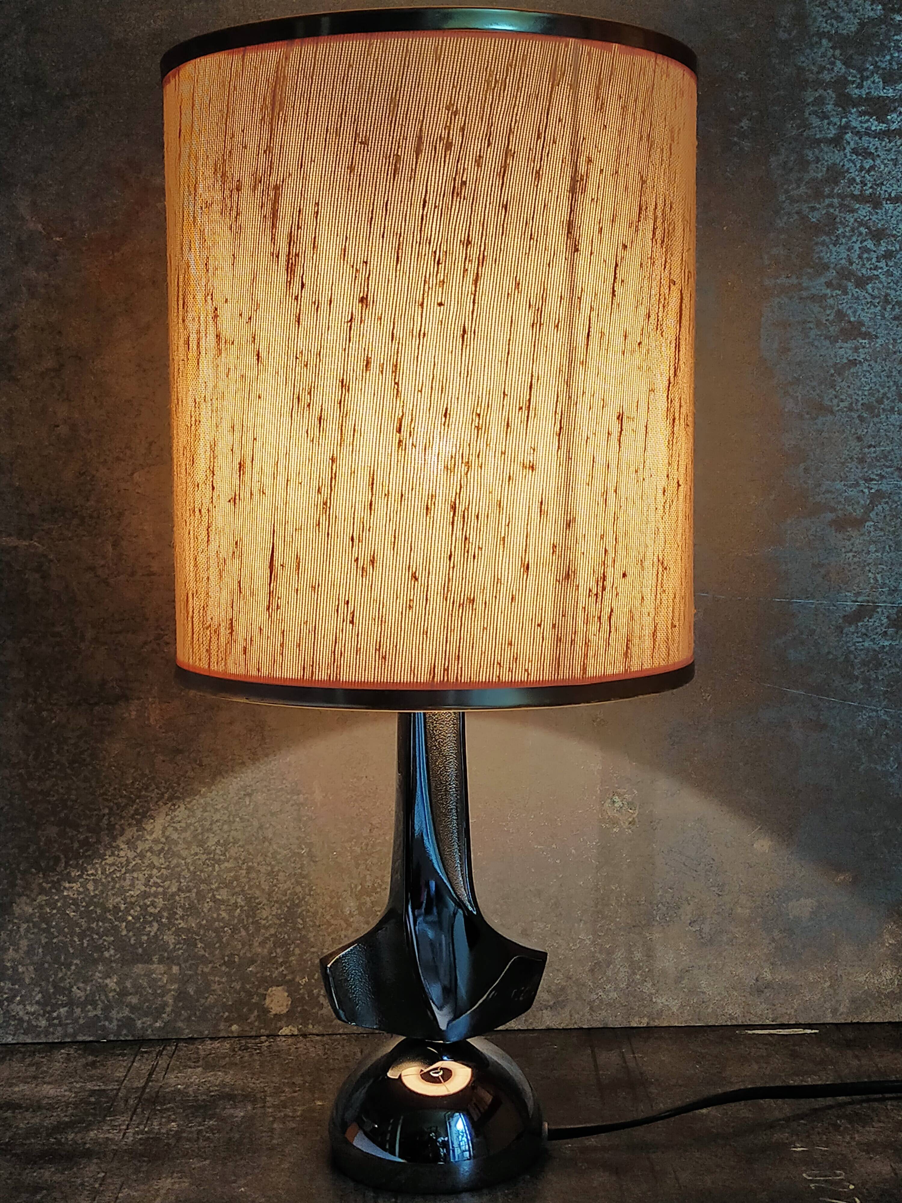 Lampe moderniste métal chromé années 70, abat-jour en toile beige