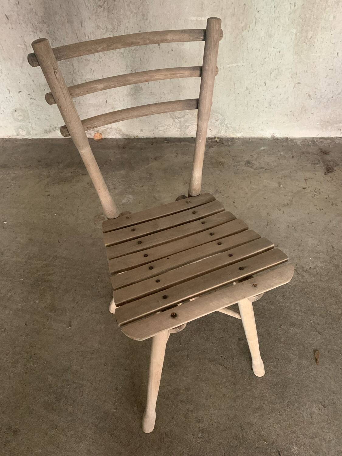 Chaise brutaliste en bois