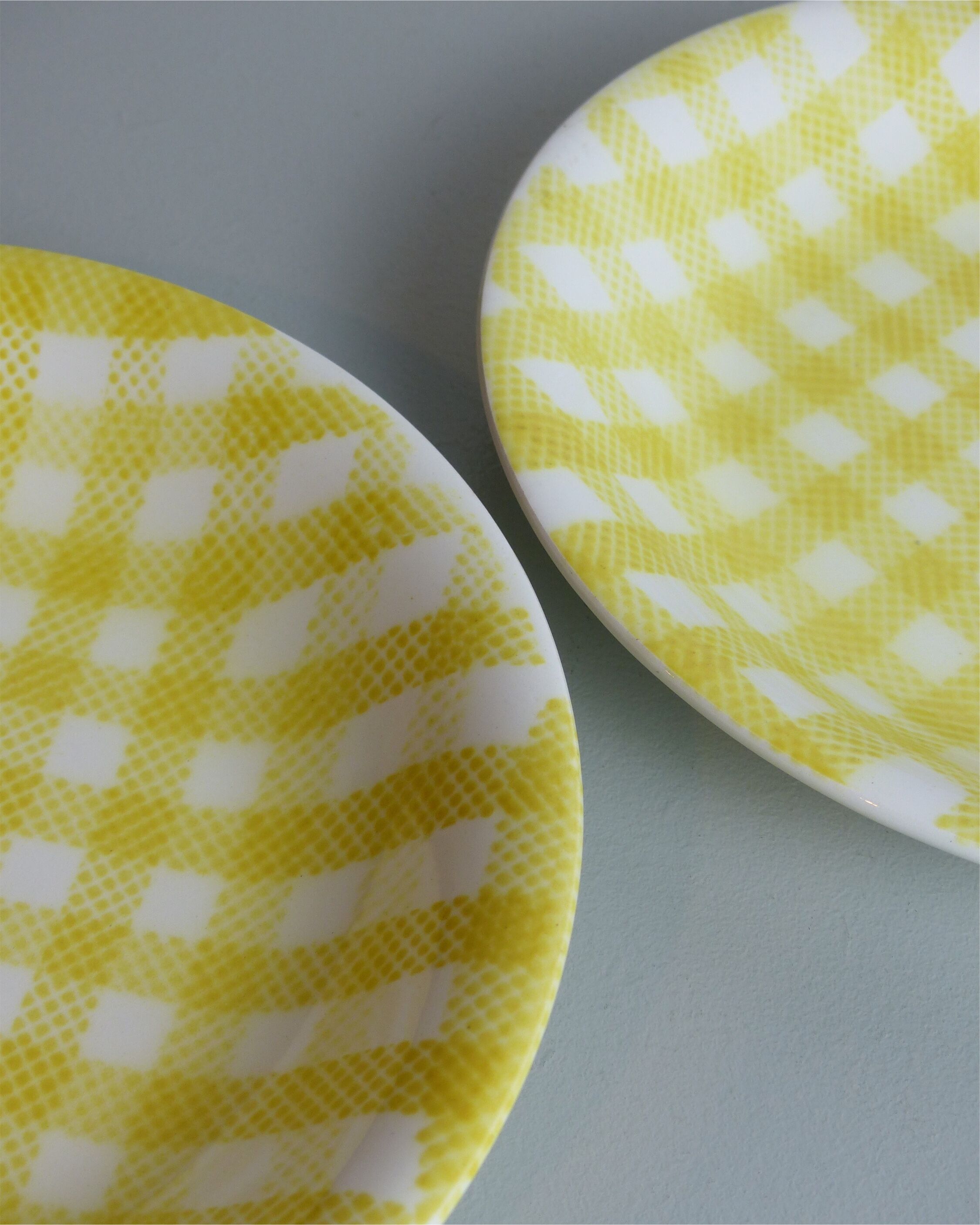 Set of two yellow and white Salins gingham plates