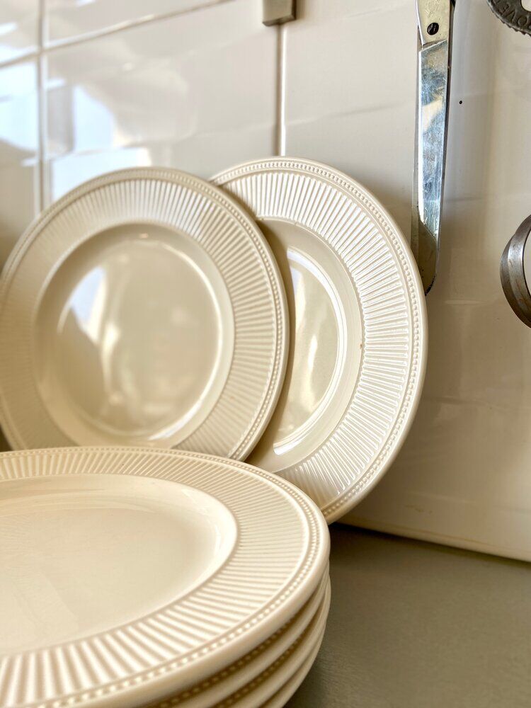 6 plates in unbleached earthenware