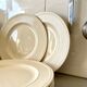 6 assiettes en faïence écru