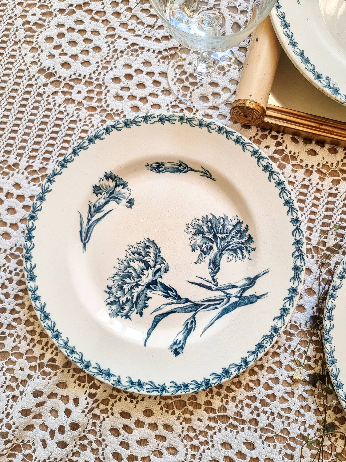 5 iron earthenware flat plates, KG Lunéville, Œillet model, 1900