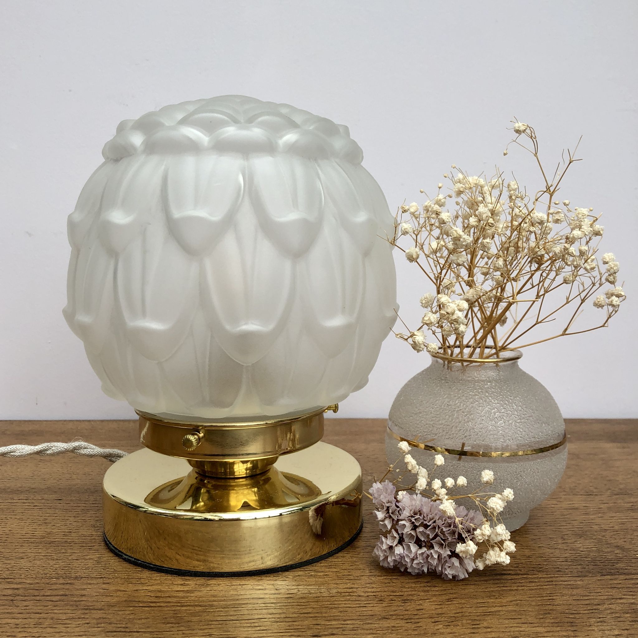 Lampe à poser globe vintage art déco en verre dépoli