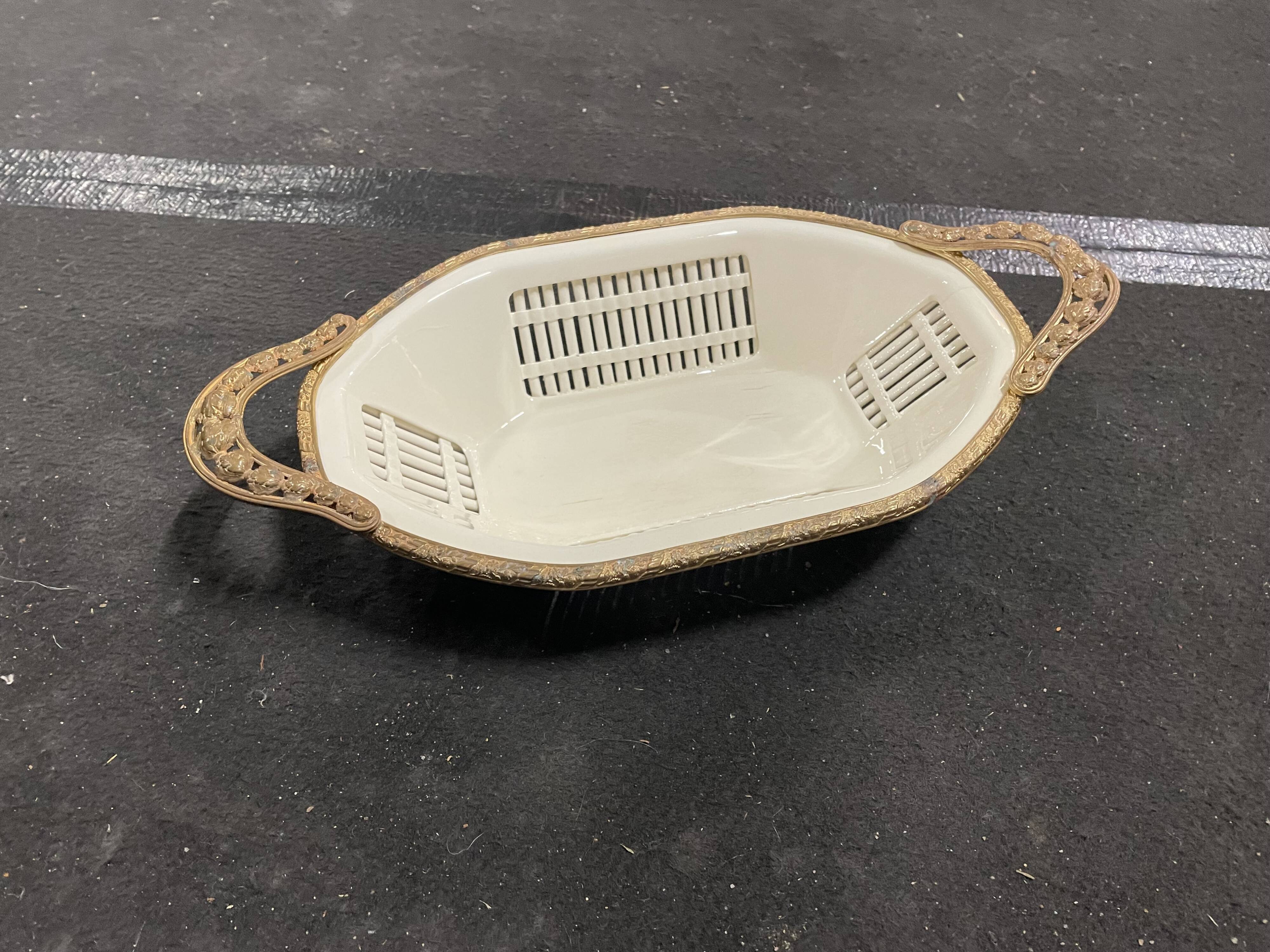 Serrated porcelain dish