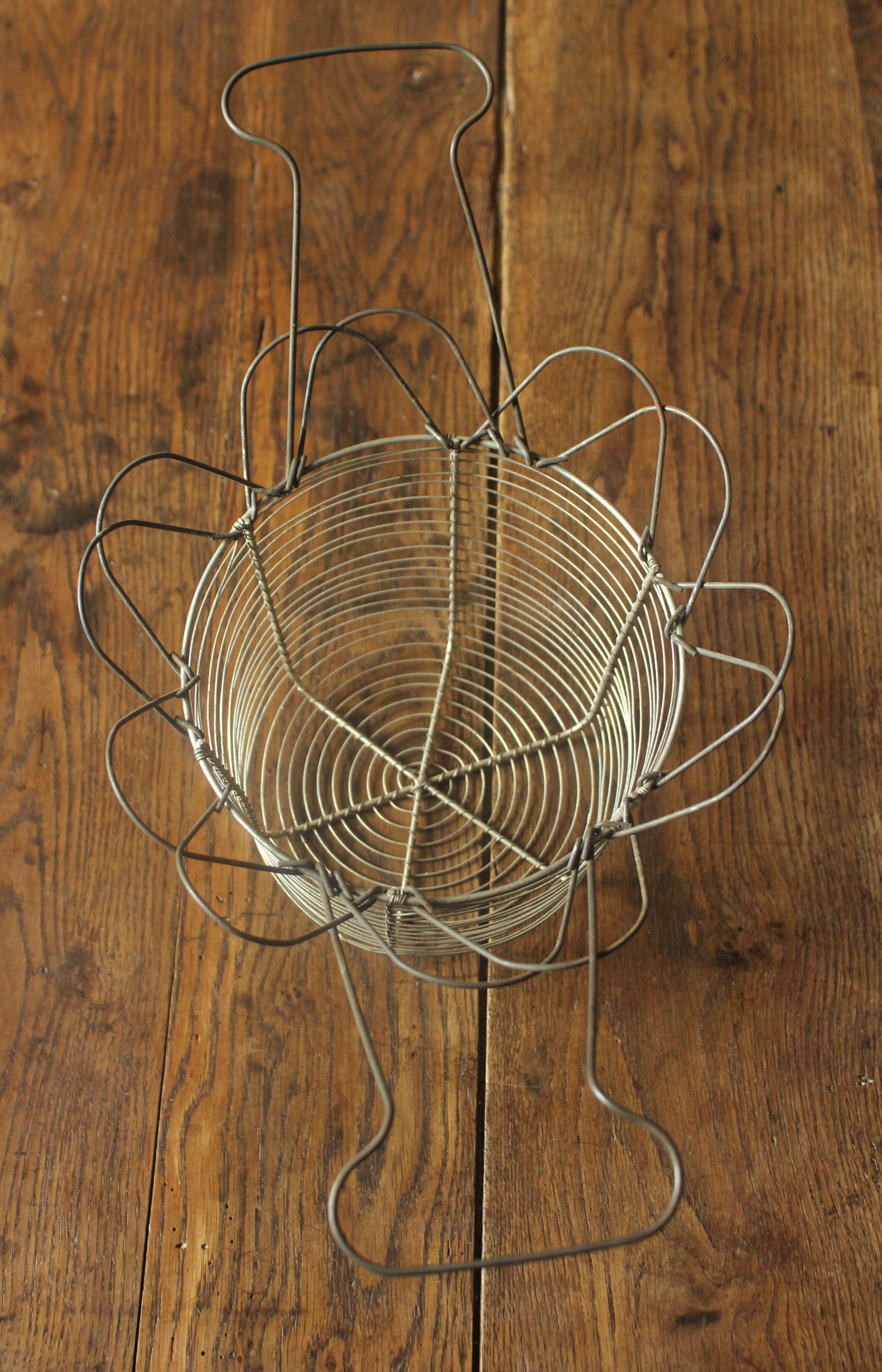 Salad basket metal wire star opening