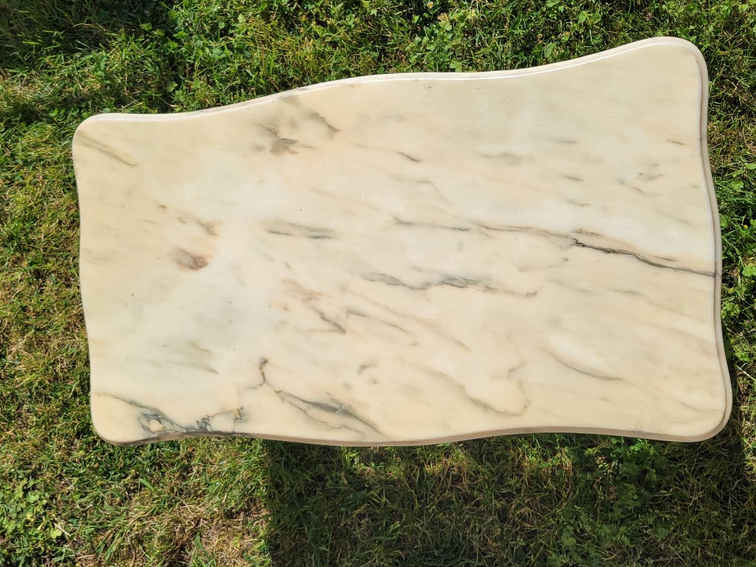 Louis XV coffee table in white Carrara marble with a gilded bronze base.