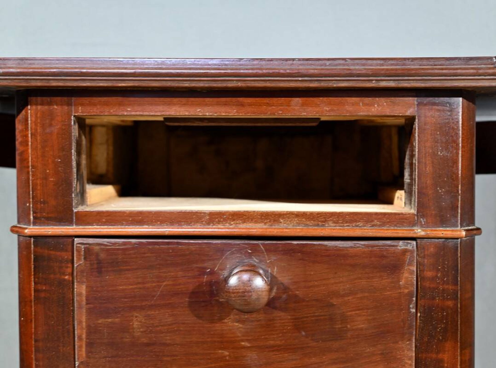 Petite table à volets en acajou, maison lemarchand, a. lemoine – milieu xixe