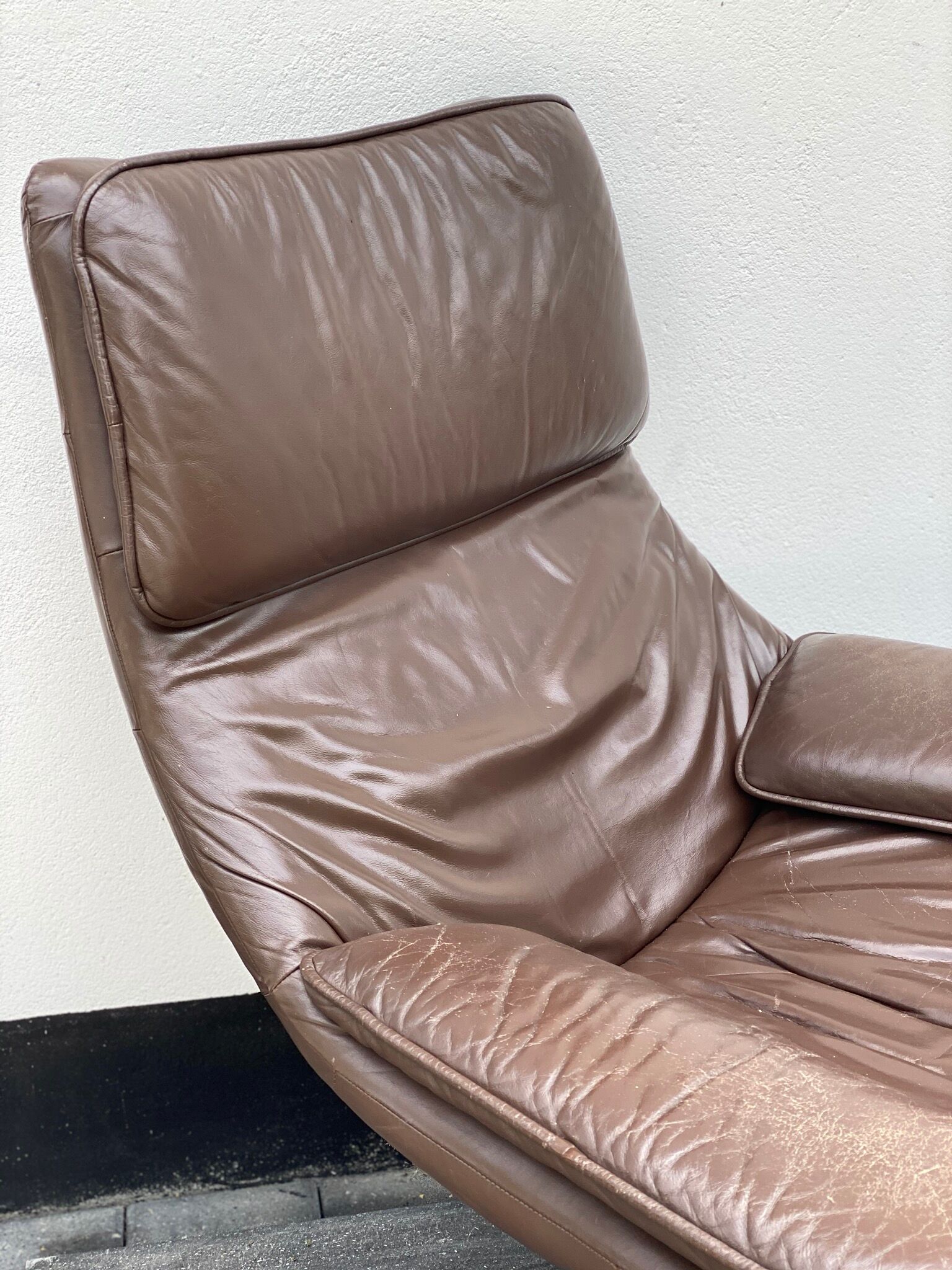 Fauteuil pivotant en cuir brun des années 1970