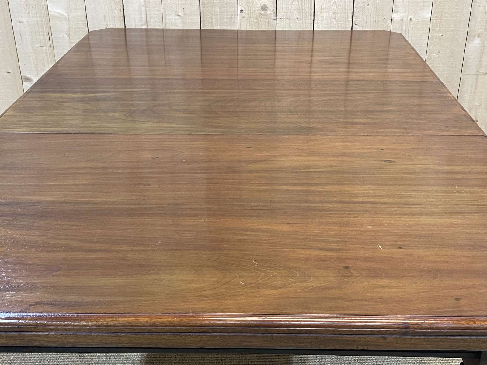English mahogany table from the 1930s with an extension