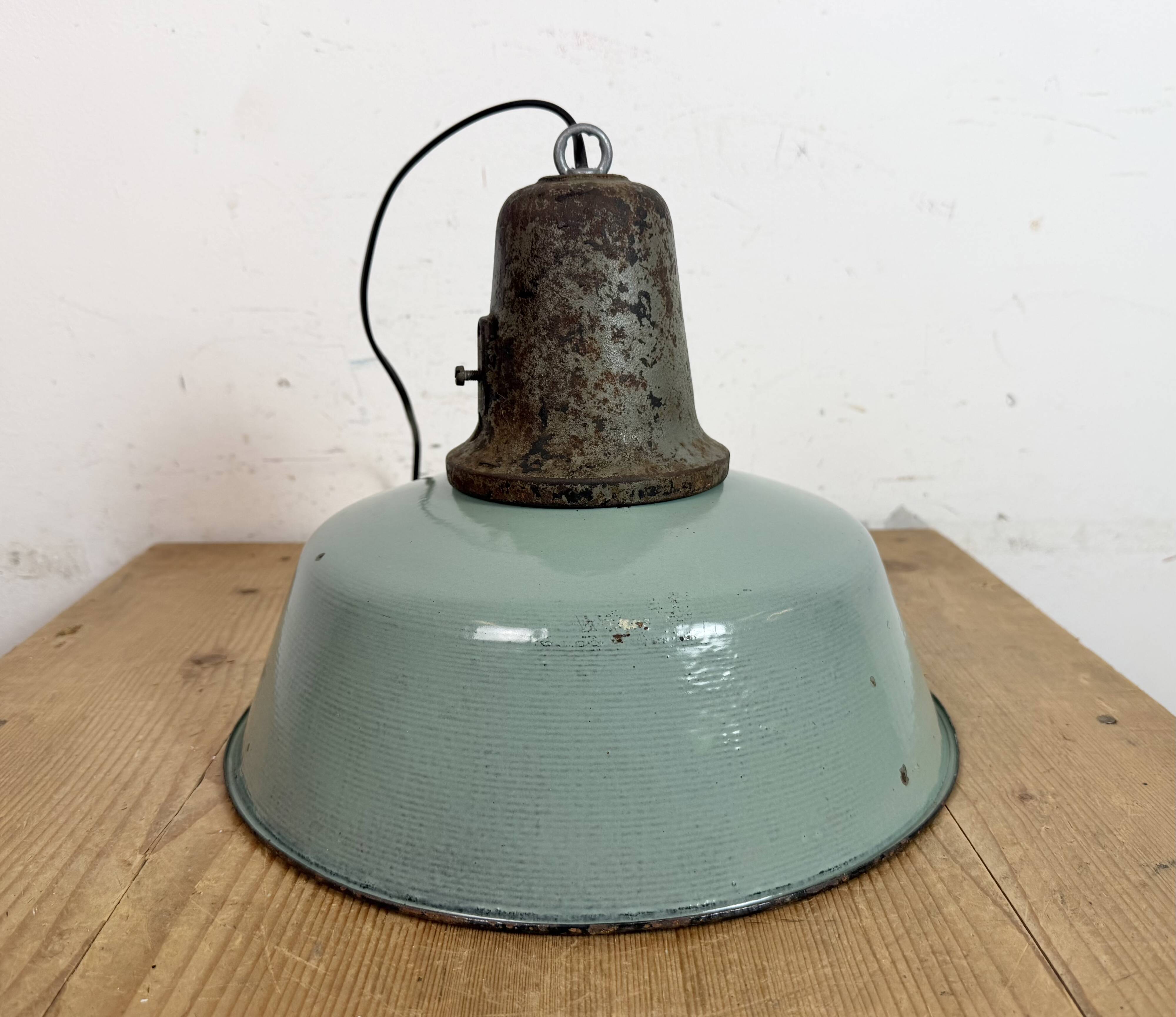 Lampe d'usine industrielle en émail à pétrole avec dessus en fonte, années 1960