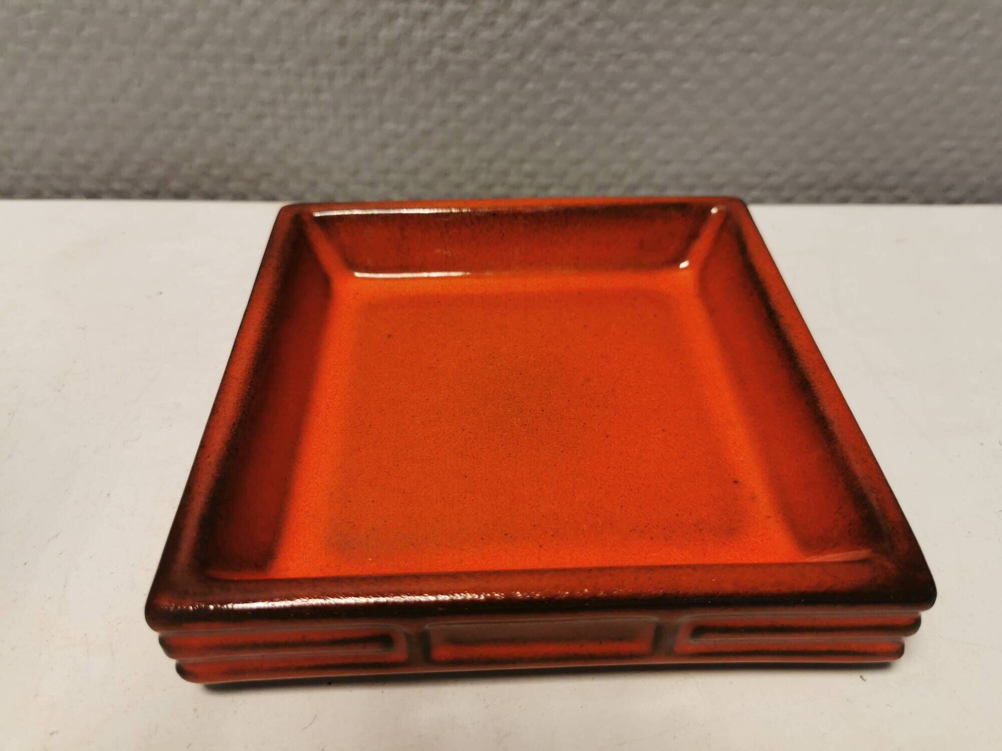 Beau plat/cendrier en céramique du célèbre Knabstrup Danemark, années 1970.