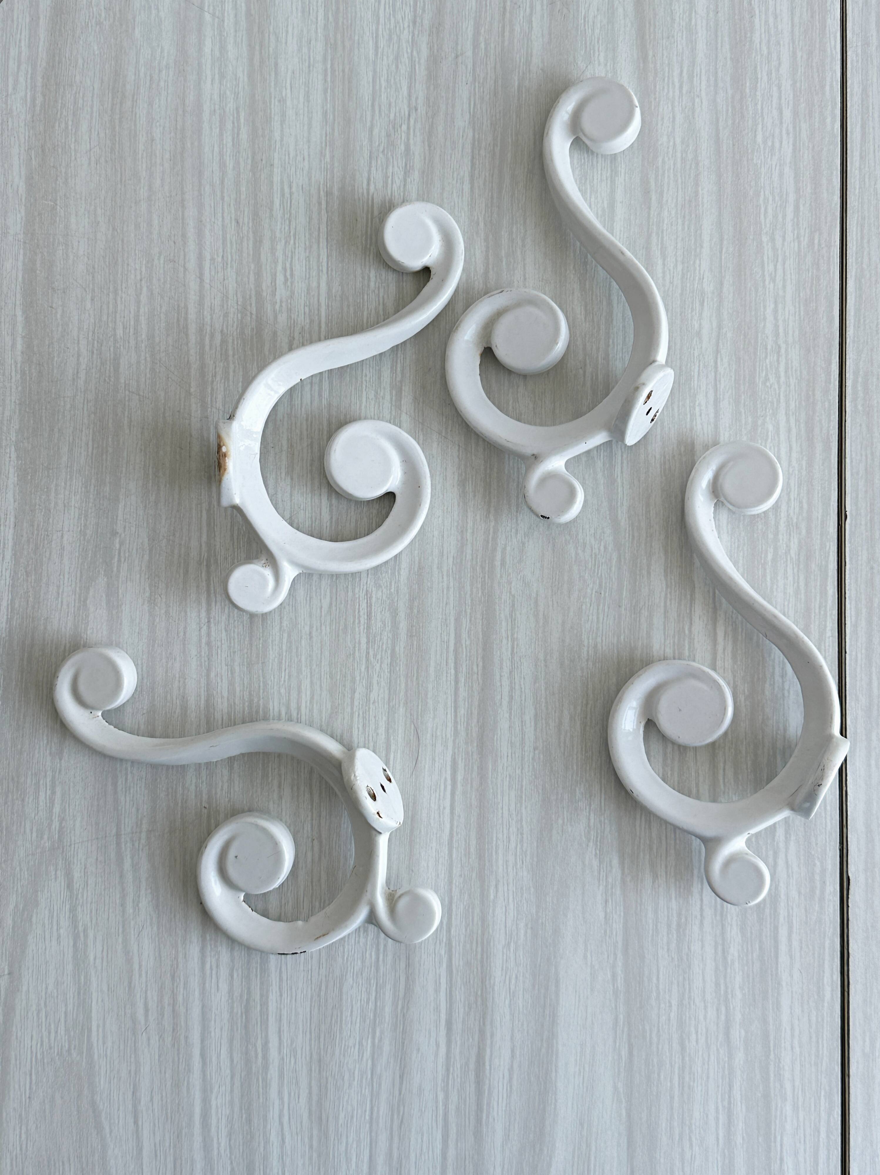 Set of 4 white lacquered metal hooks,