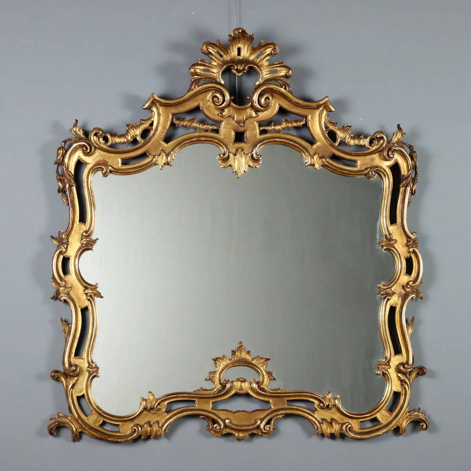 Miroir ancien en bois sculpté et doré, Italie, début XXe siècle