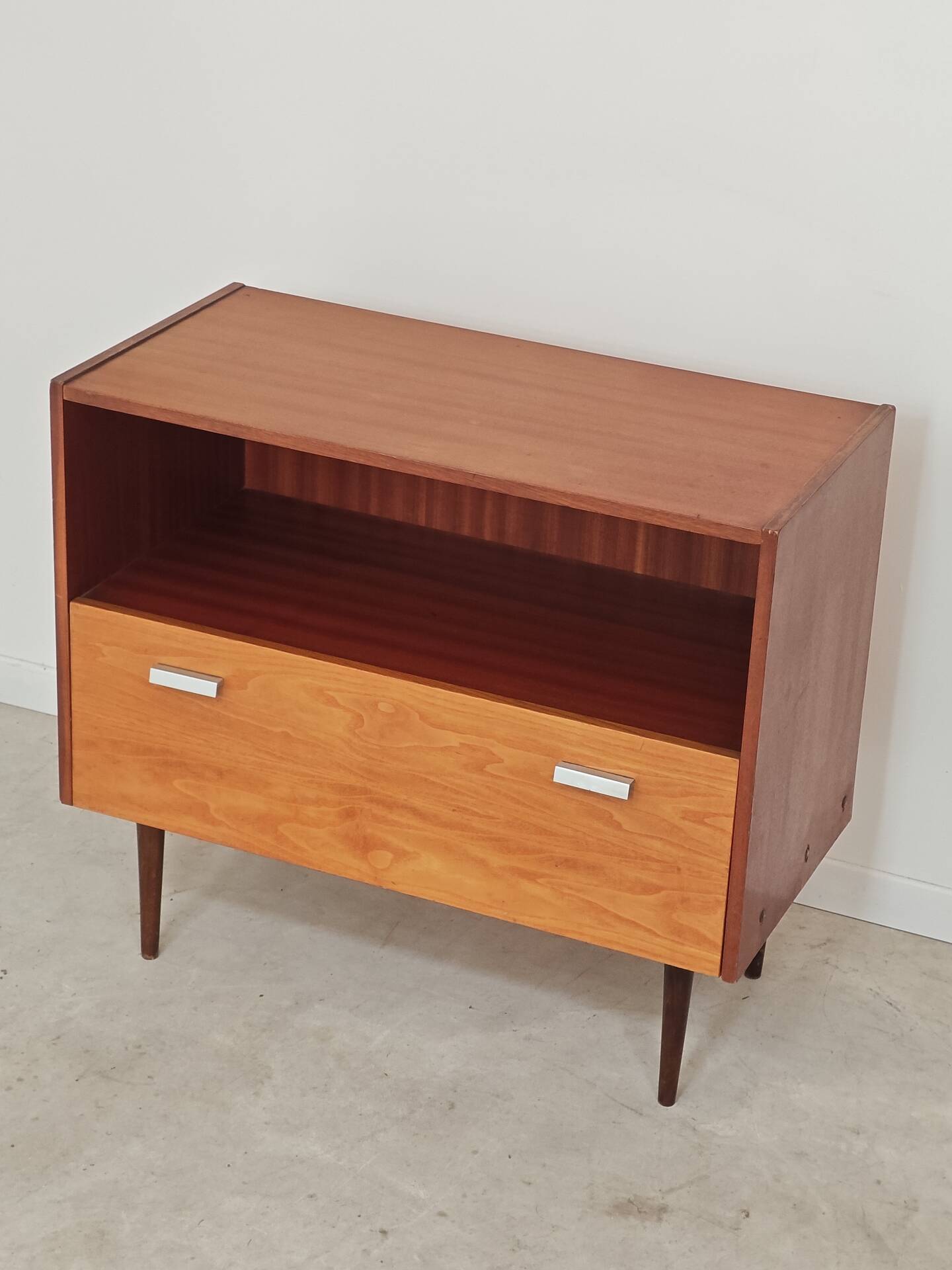 Petit meuble d'appoint buffet en bois 1970