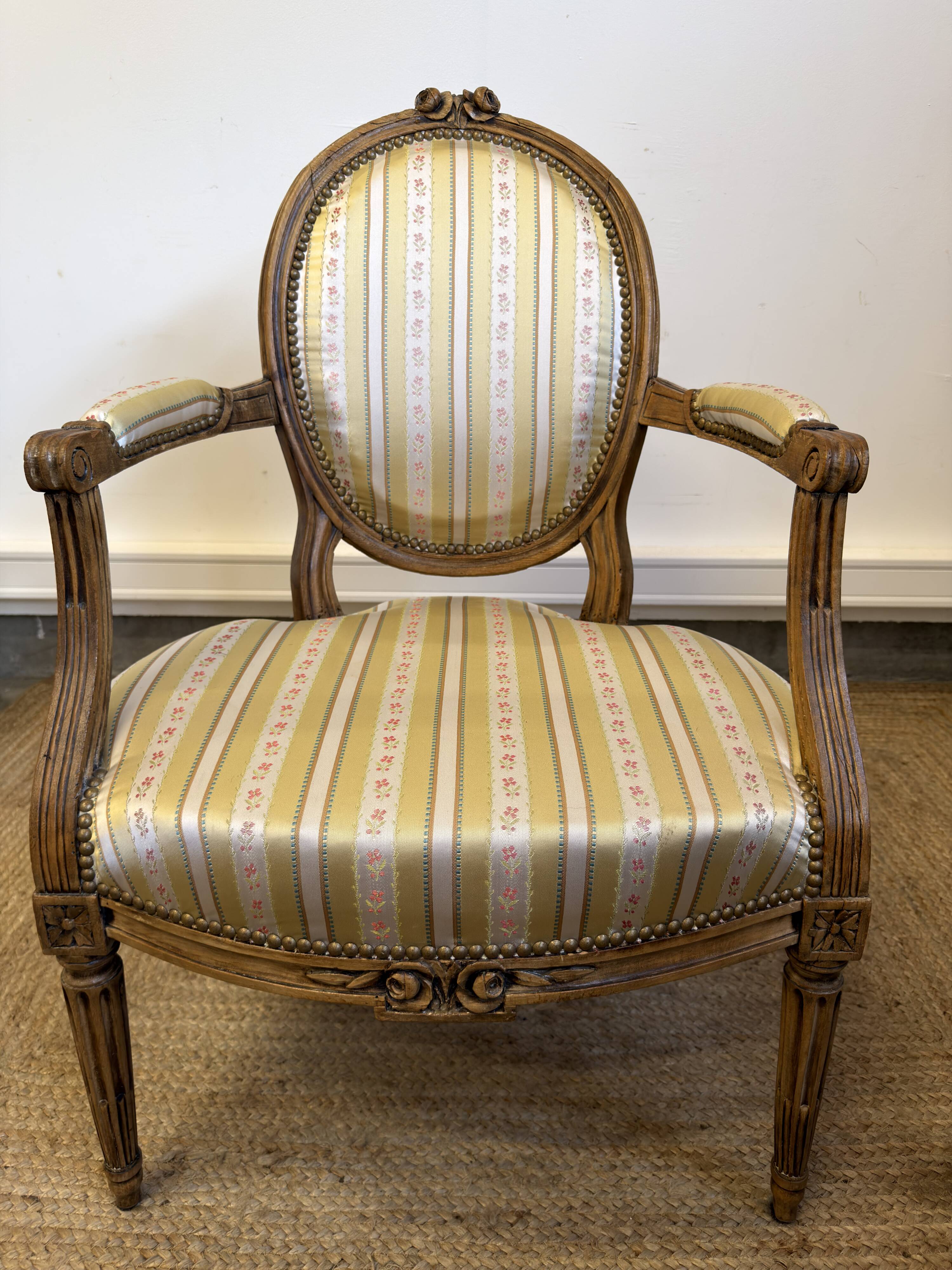 Fauteuil cabriolet médaillon de style Louis XVI