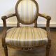 Fauteuil cabriolet médaillon de style Louis XVI
