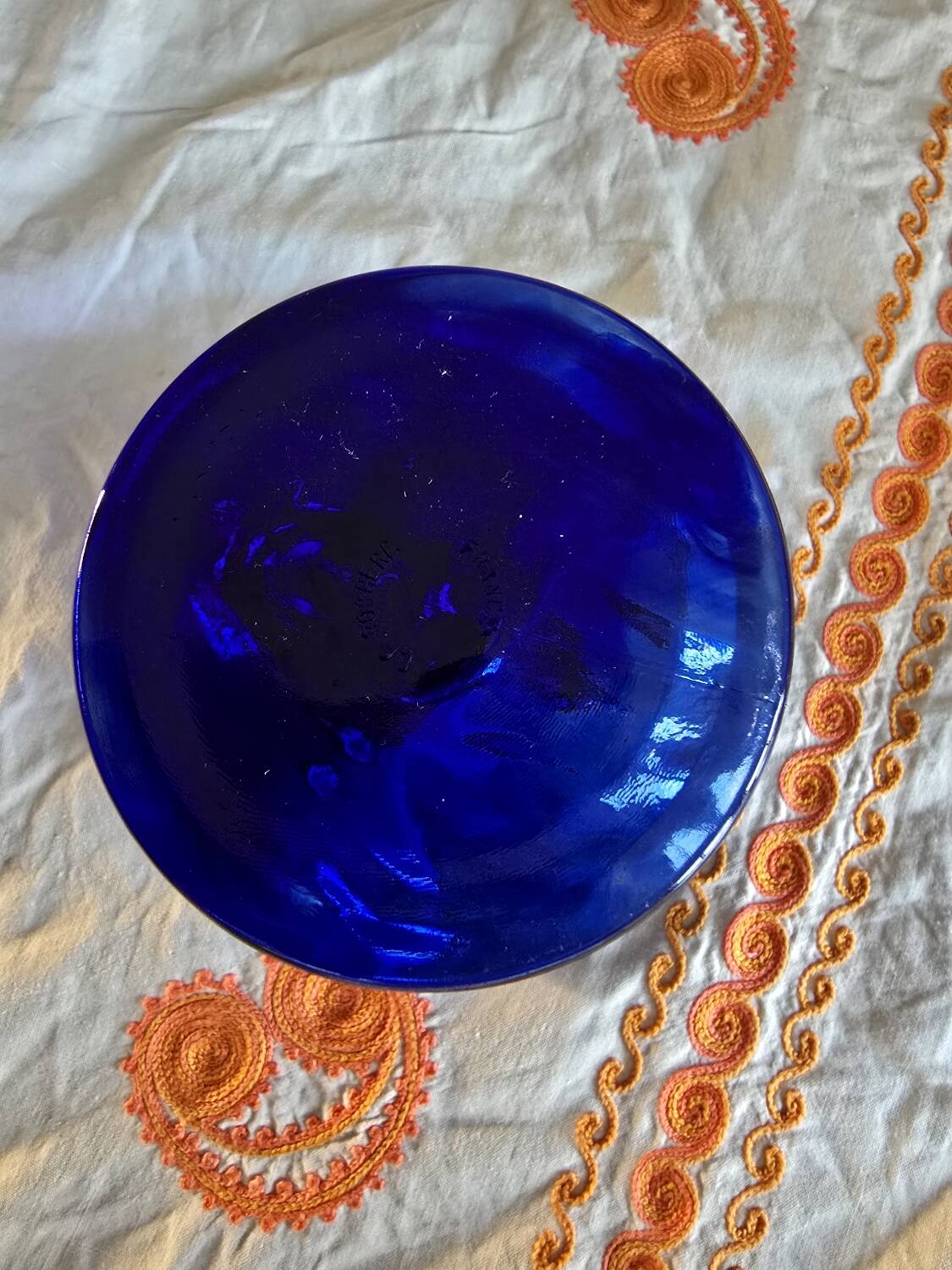 Coupe vintage La Rochère bleu cobalt sur pied