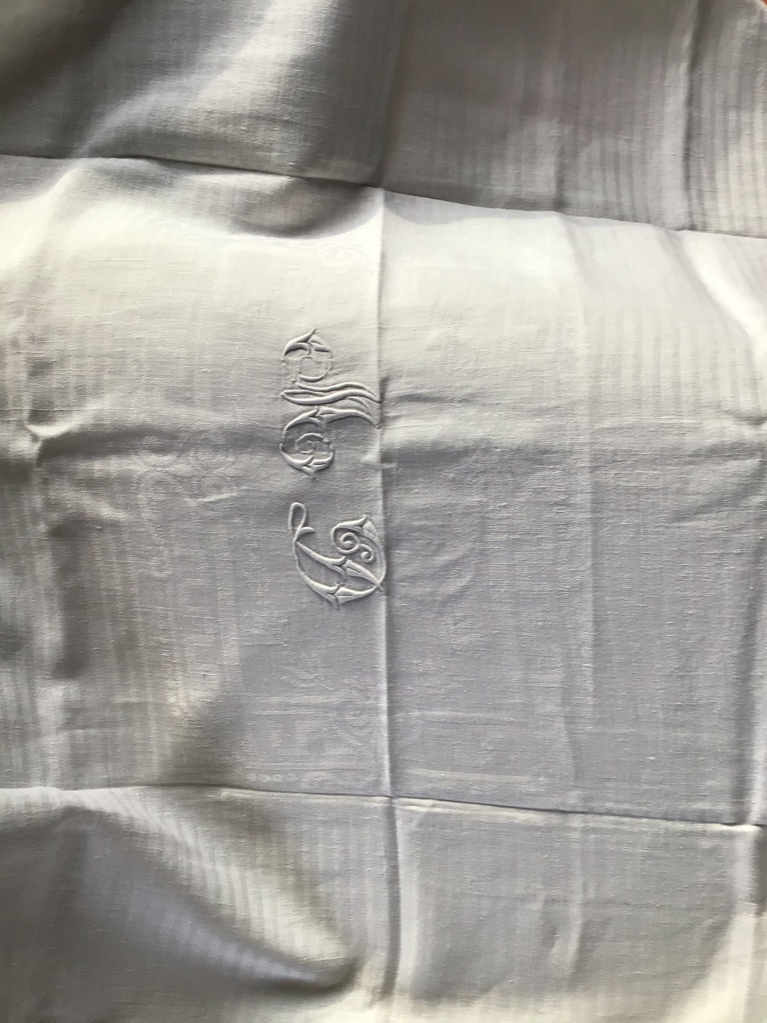 Square table MD 135x135 damassed