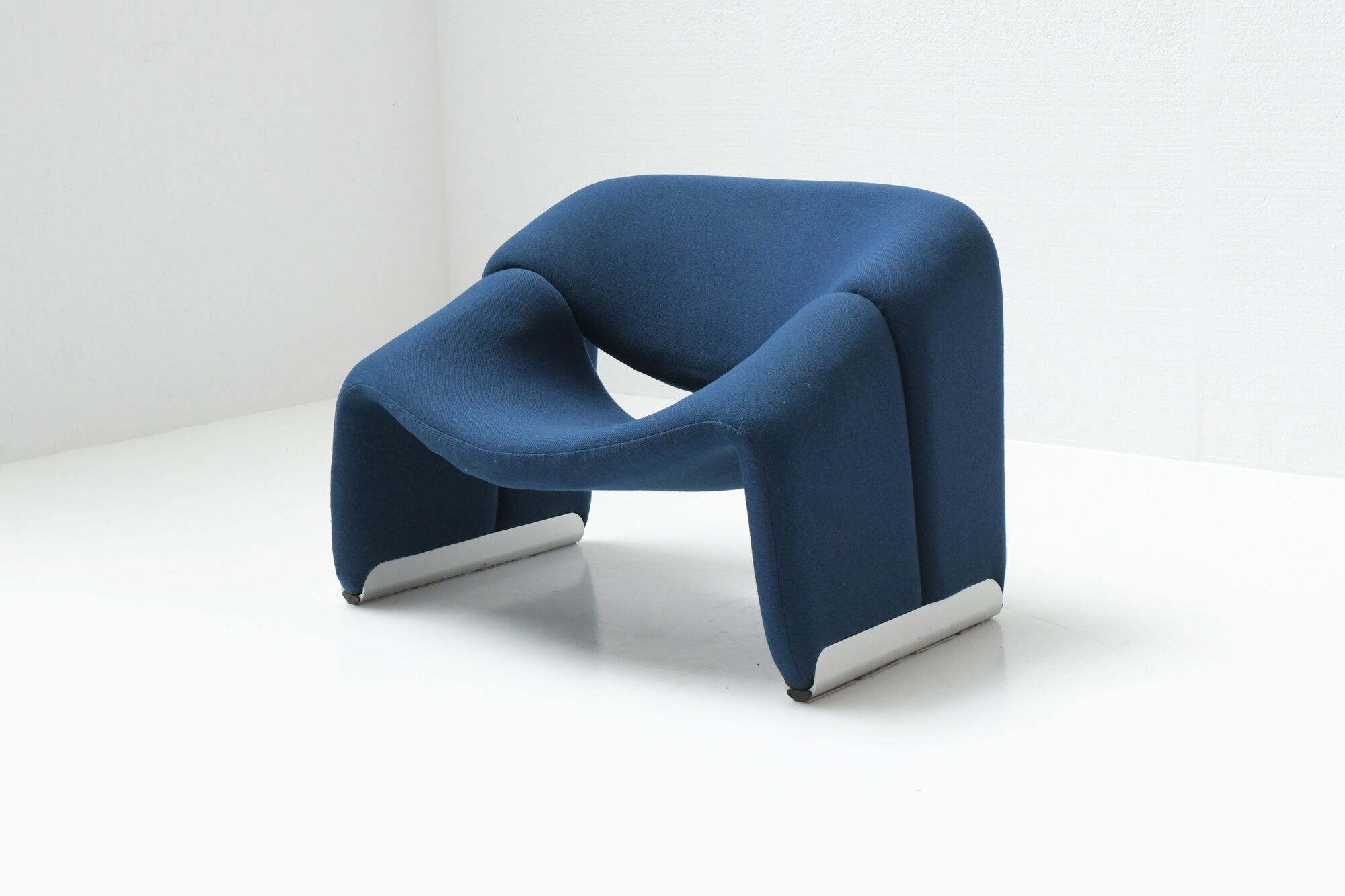 Groovy ‘M’ F598 in original blue fabric f 598 by Pierre Paulin for Artifort