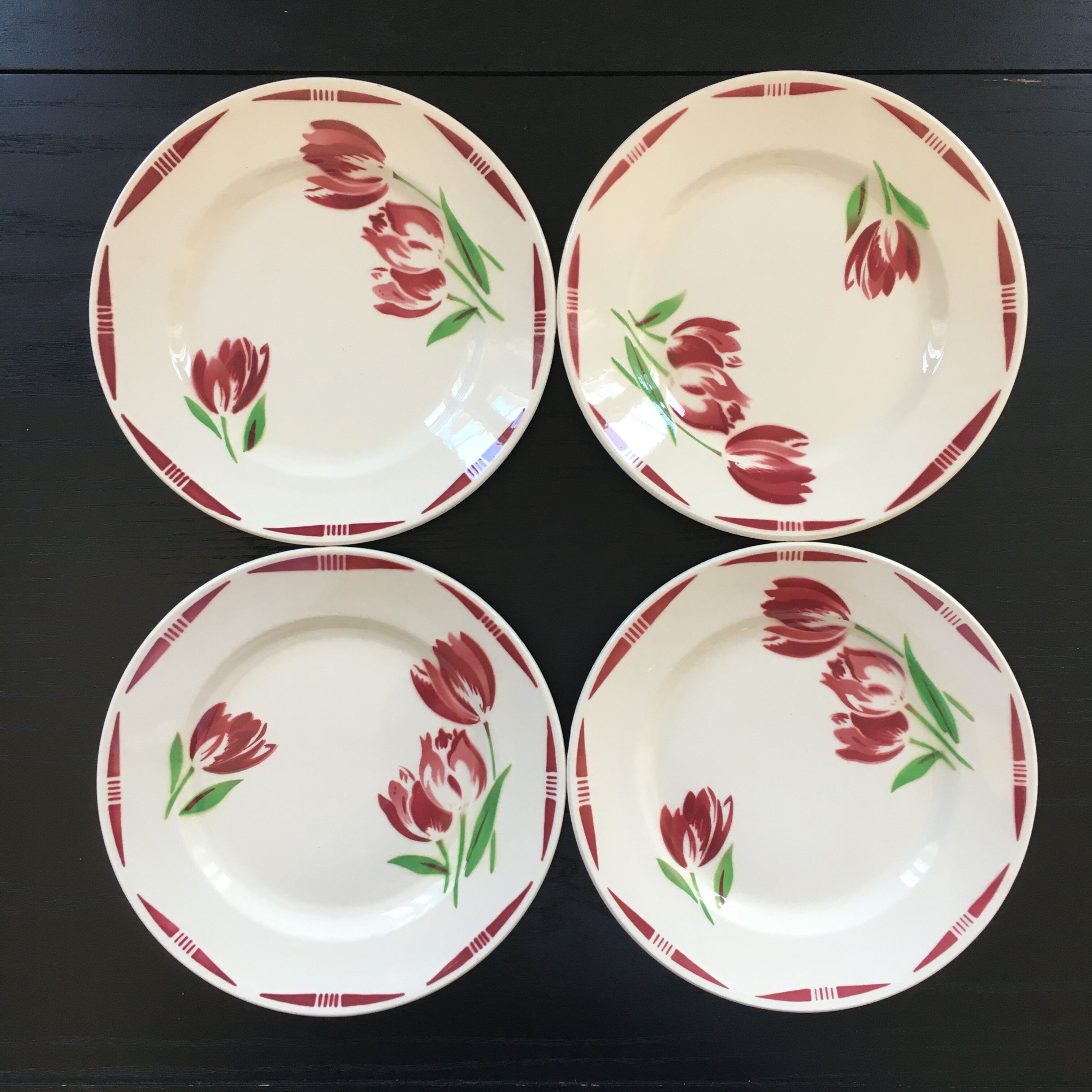Set of 4 plates with tulip decoration.