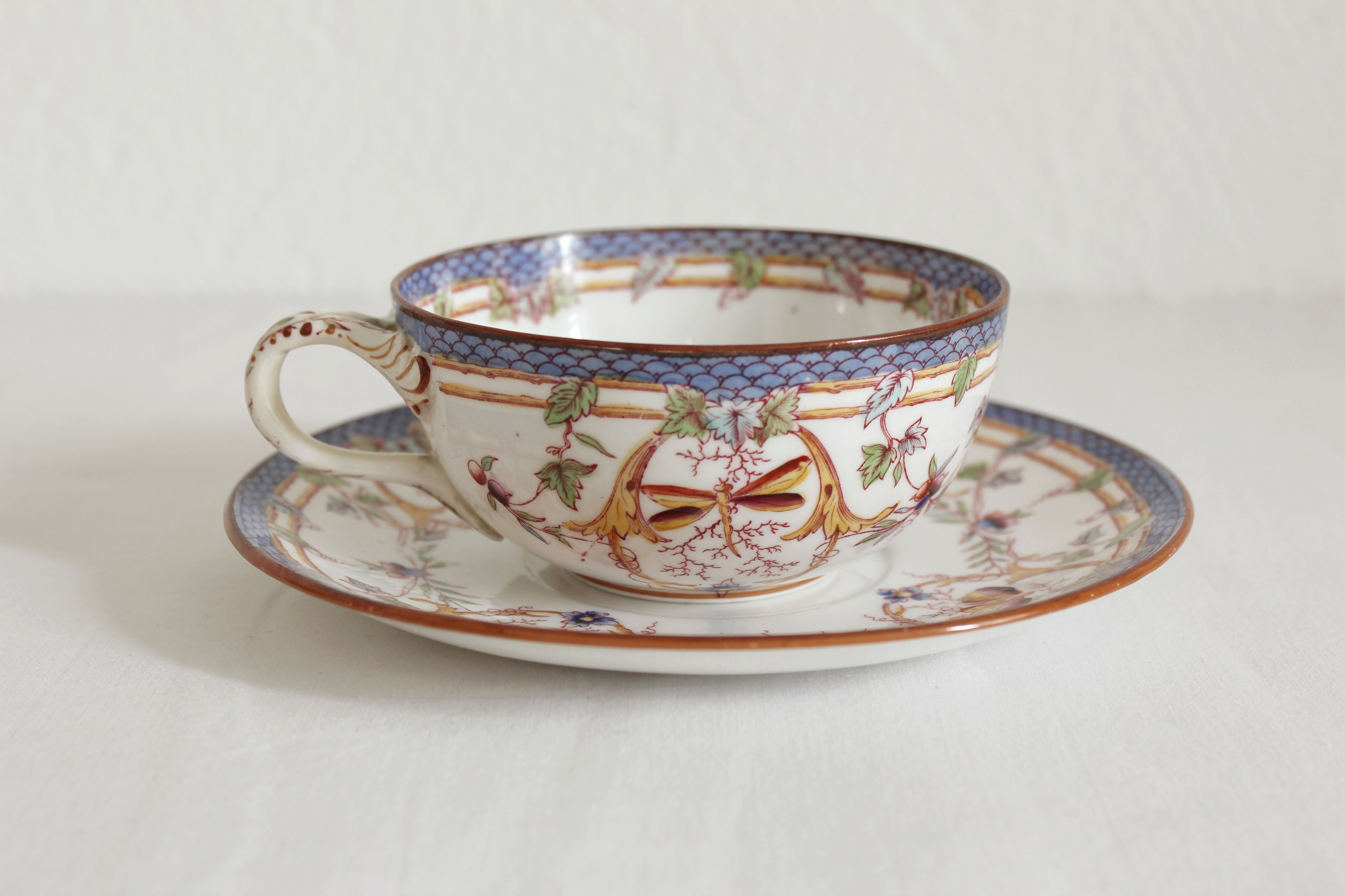 Tasse à café en terre de fer décor Minton mauve Sarreguemines fin XIXe