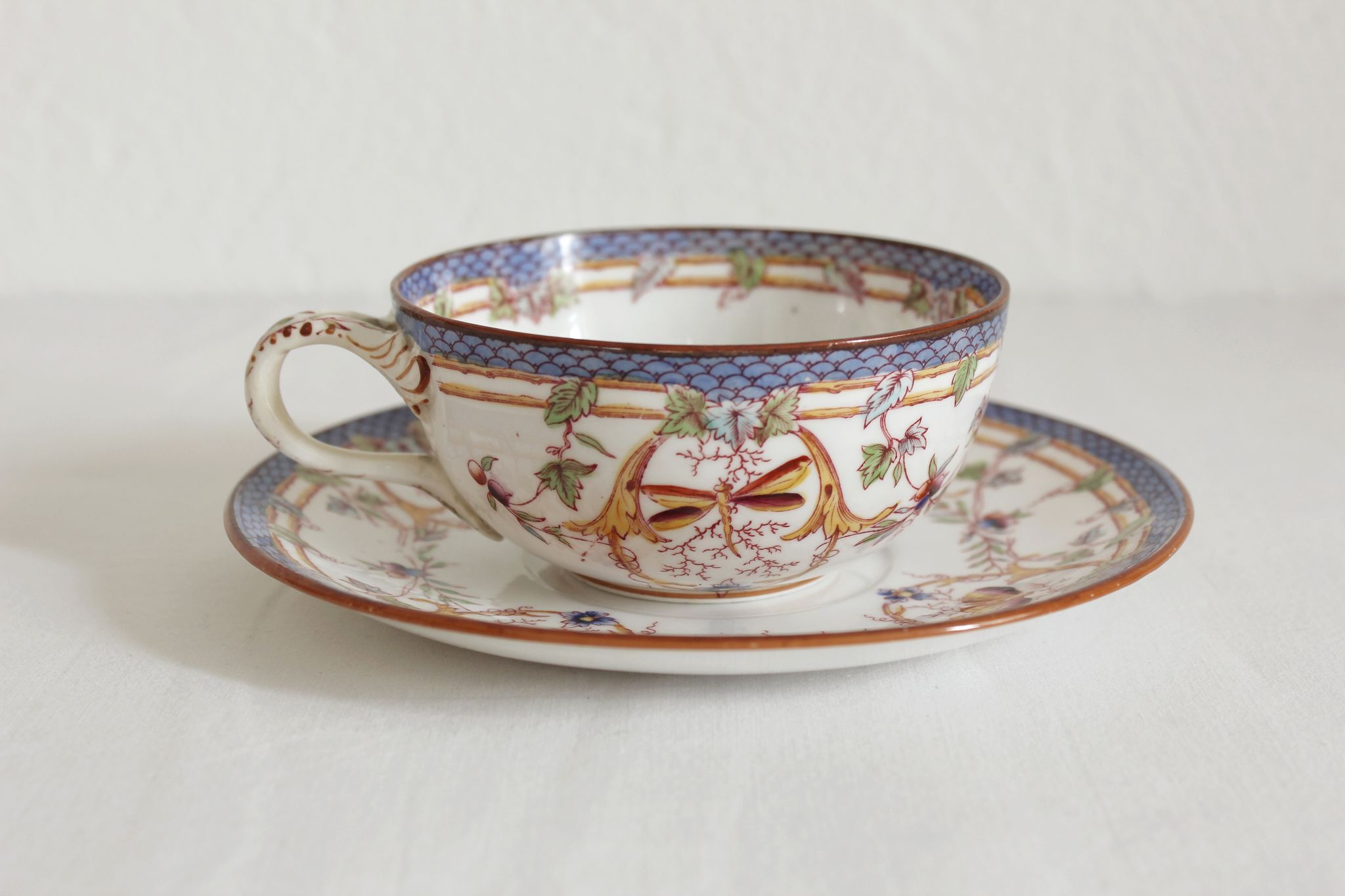 Tasse à café en terre de fer décor Minton mauve Sarreguemines fin XIXe