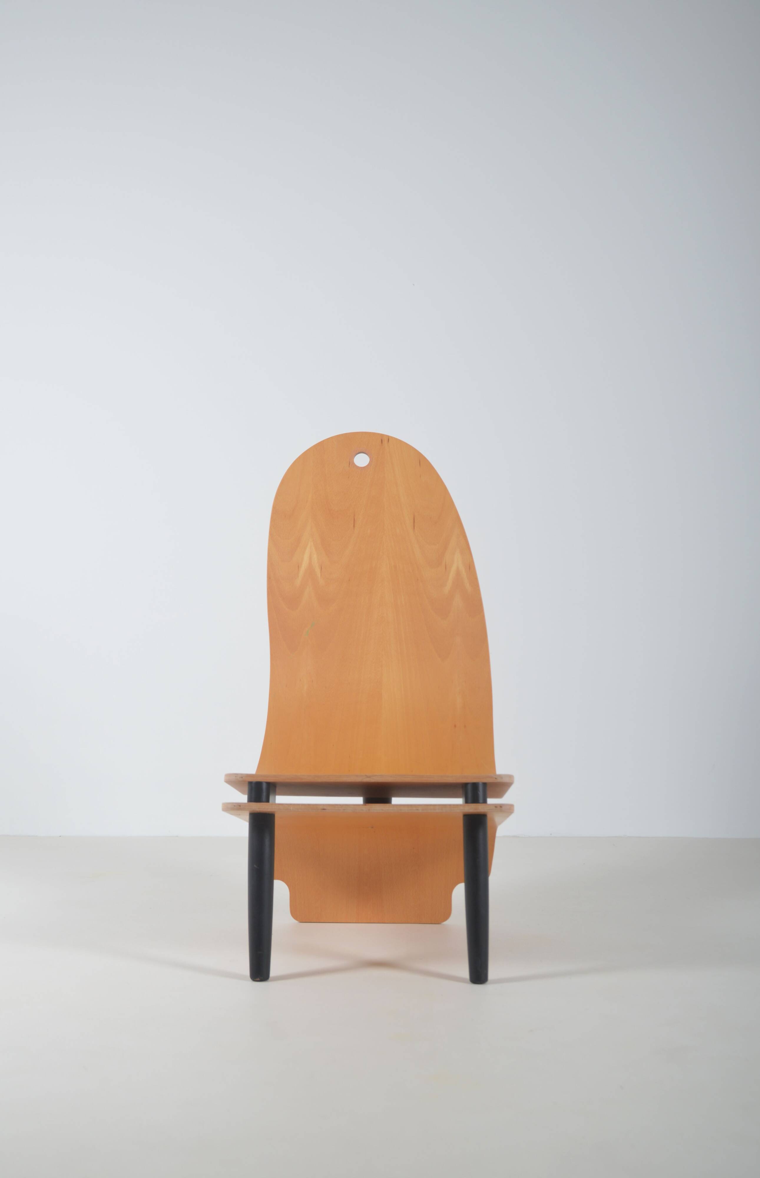 Chaise longue en bois au design danois unique