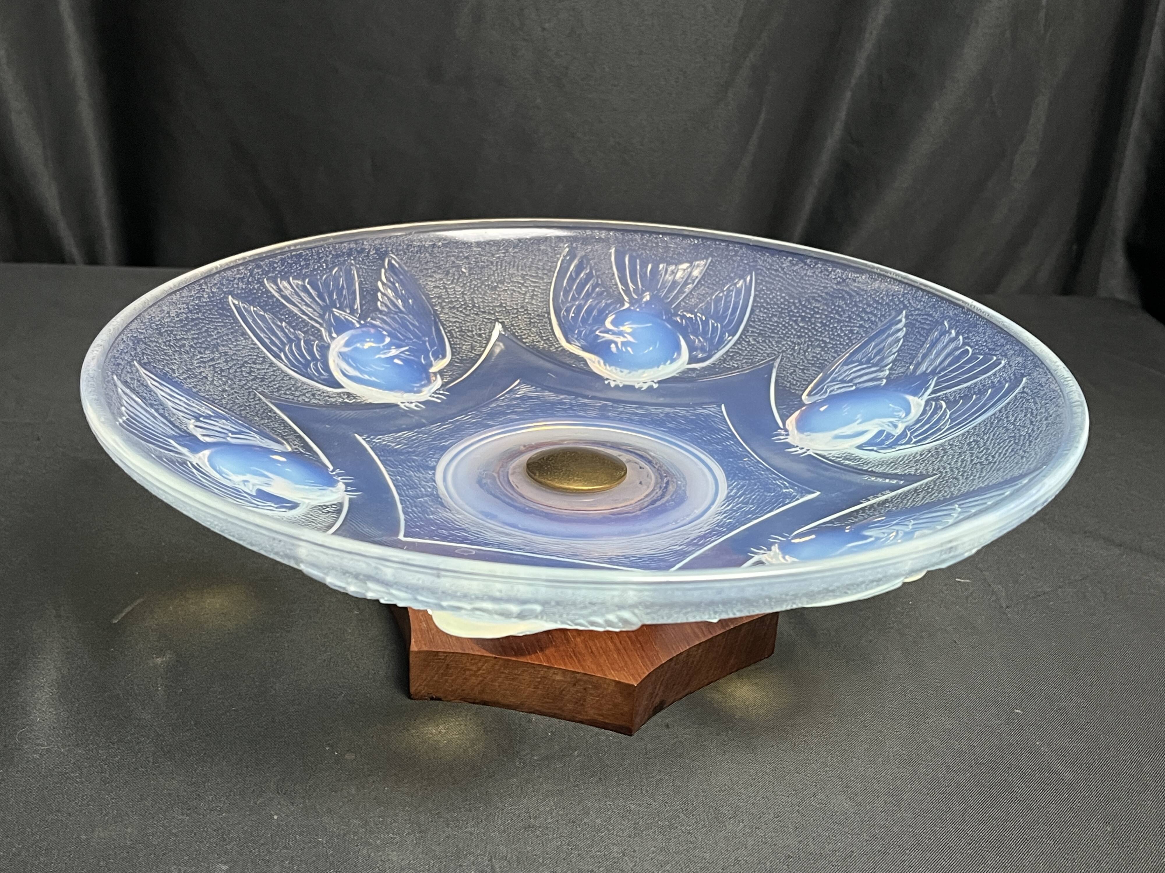 Art Deco bird bowl in opalescent glass, signed circa 1930